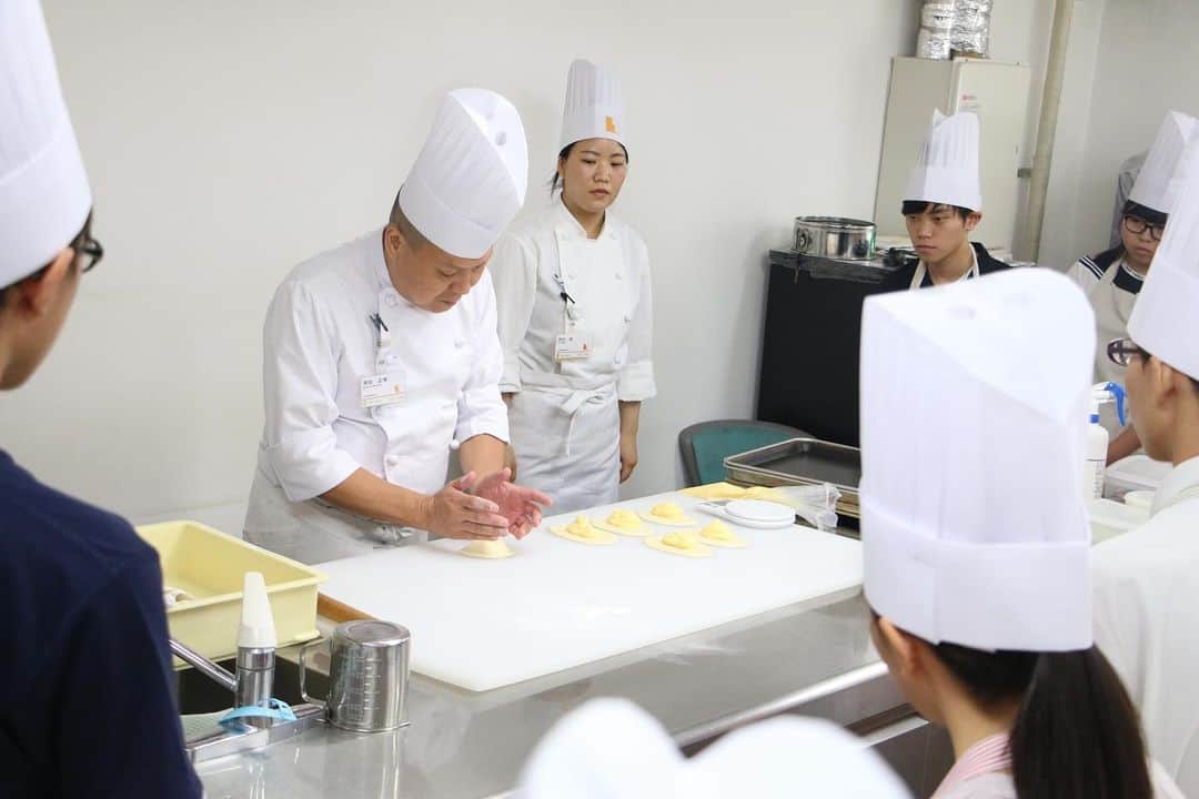 神戸製菓専門学校（公式）さんのインスタグラム写真 - (神戸製菓専門学校（公式）Instagram)「パン実習は難易度の高い「#クリームパン 」に挑戦しました💡😆 クリームを綺麗に包むのが難しい難しい💦 試食はひんやり冷たい #チョココルネ🍫 今日初めてパン生地に触った❗️という人も多数🥖😉 #パン作り の奥深さや、楽しさを感じていただけたなら嬉しいです🎶☺️ いろ〜んな種類のメニューをご用意しておりますので、また作りに来てくださいね💕  次回のオープンキャンパスは8月31日(土) #あじさい の#和菓子 体験 OR #フルーツデニッシュ 作りです✨😆 #神戸製菓専門学校 #神戸製菓 #パン #パン職人 #コルネ #チョコ #パン作り #パン屋巡り #パン好き #パン活 #パン好きな人と繋がりたい #パン屋さん #パンスタグラム #オープンキャンパス #神戸 #三宮 #pattistagram2019」8月25日 20時14分 - kobeseika_info