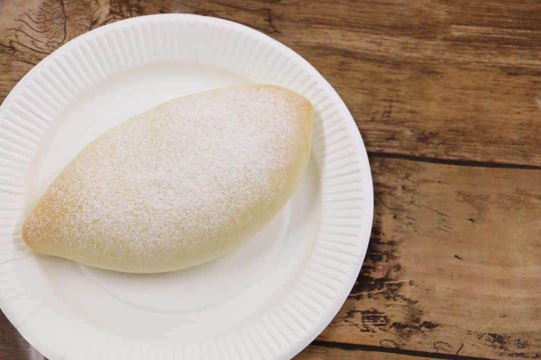 神戸製菓専門学校（公式）さんのインスタグラム写真 - (神戸製菓専門学校（公式）Instagram)「パン実習は難易度の高い「#クリームパン 」に挑戦しました💡😆 クリームを綺麗に包むのが難しい難しい💦 試食はひんやり冷たい #チョココルネ🍫 今日初めてパン生地に触った❗️という人も多数🥖😉 #パン作り の奥深さや、楽しさを感じていただけたなら嬉しいです🎶☺️ いろ〜んな種類のメニューをご用意しておりますので、また作りに来てくださいね💕  次回のオープンキャンパスは8月31日(土) #あじさい の#和菓子 体験 OR #フルーツデニッシュ 作りです✨😆 #神戸製菓専門学校 #神戸製菓 #パン #パン職人 #コルネ #チョコ #パン作り #パン屋巡り #パン好き #パン活 #パン好きな人と繋がりたい #パン屋さん #パンスタグラム #オープンキャンパス #神戸 #三宮 #pattistagram2019」8月25日 20時14分 - kobeseika_info