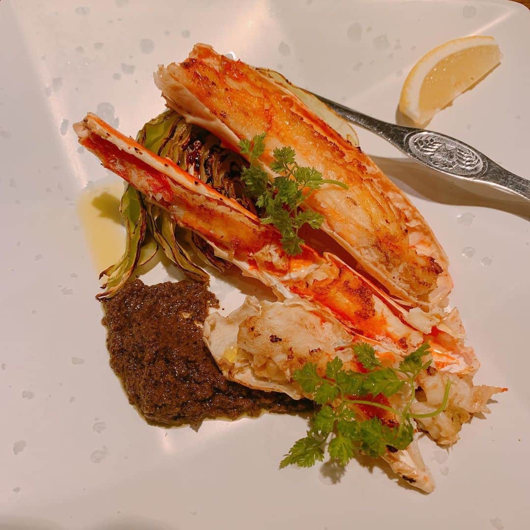 原田まりるのインスタグラム：「久しぶりの鉄板焼き🥩🍴🍷 たらば蟹に添えてあるアンチョビとオリーブがみじん切りになったソースが美味しかった🍷  #dinner #鉄板焼き」