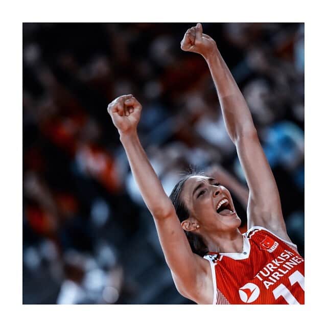 ナズ・アイデミルのインスタグラム：「🙌🏼 #EuroVolleyw #EuroVolley #DoğandaVar 📷: @studiokalopsia」