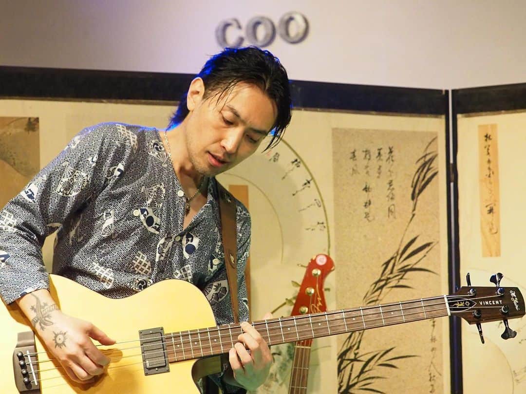JIGEN のインスタグラム：「昨夜は東大和「空」にて、杏ふるやさんとのユニット「歌民」のライブでした☆杏さんとは誕生日が物凄く近いので、昨夜はまさに「合同誕生祭」。沢山お祝いして頂きありがとうございました(^ ^)。終演後はビールとケーキを満喫して、今日は午前中からジムに行きました♪ （photo by Miki Ishii）」