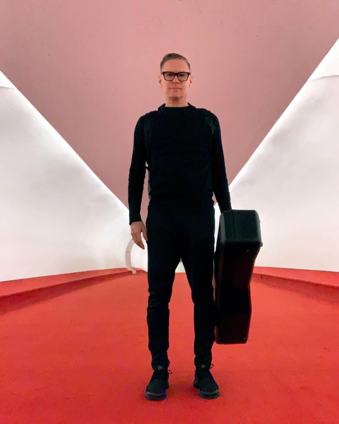ブライアン・アダムスのインスタグラム：「on my way home, I stayed at the brilliant TWA hotel in JFK airport, it’s like a Quentin Tarantino movie set #twahotel #headedhome #flying #quentintarantino」