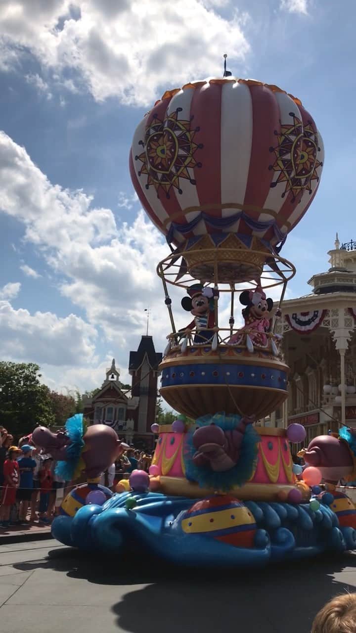 tiahy__のインスタグラム：「Magic Kingdom. . . . 鮮やかで、華やかな、とてもとても可愛らしいparade. . . 大好きです.」