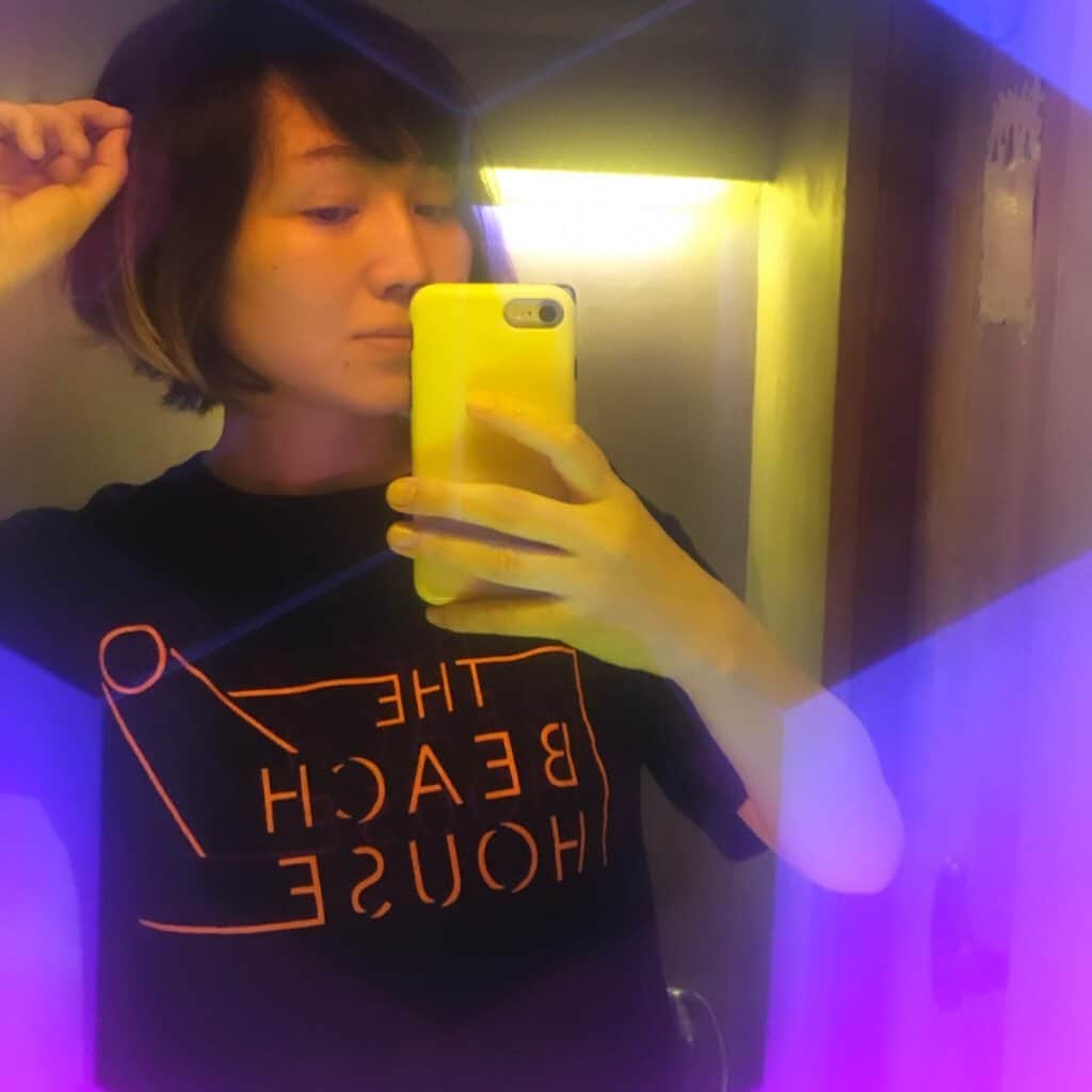 川村由紀さんのインスタグラム写真 - (川村由紀Instagram)「‪minamiちゃんデザインのTHE BEACH HOUSE Tシャツで夏の終わりをしみじみと…🍉あー、花火とかしたいな〜‬」8月25日 20時42分 - yukikawamura821