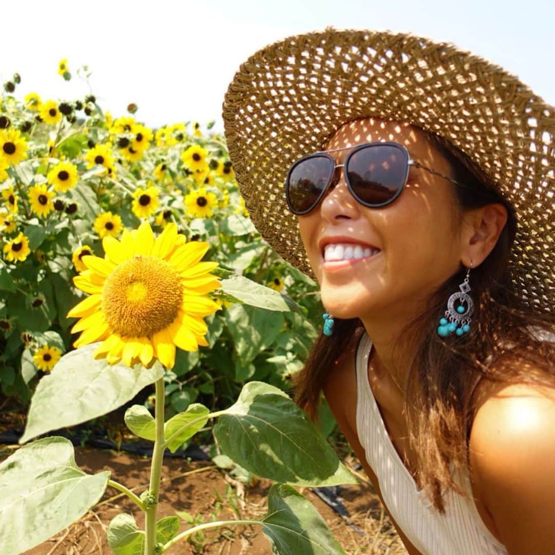 ETSUKOさんのインスタグラム写真 - (ETSUKOInstagram)「間に合ったー❣️ひまわり畑🌻🌻🌻 ひまわりって可愛いぃ❤️見てるだけで元気になる👍 太陽浴びて上を向いて育っていく🌻 そうやって生きていたい❣️ ネイル中はずっと下向いてますけどねwww  #sunflower #Flowers #sunday#sandayfunday #hat  #ひまわり畑 #ひまわり #🌻 #上向いてこ」8月25日 20時47分 - lalanail_etsu