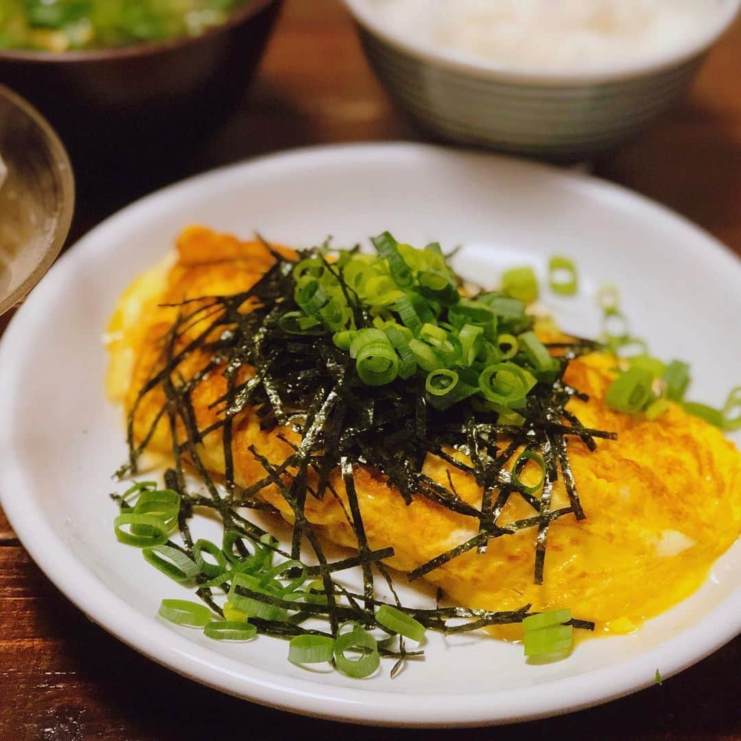 ゆうきさんのインスタグラム写真 - (ゆうきInstagram)「少し前の晩ごはん。 おつまみは、とり天。 鶏胸肉は 酒と生姜と醤油で漬けて市販の天ぷら粉で揚げました。 磯部と黒ごま、2種類です。  2枚目は、 明太チーズのオムレツ。 とき卵2つに牛乳を大さじ1入れて混ぜ合わせます。 中火で温めた小さめサイズのフライパンにバター10gを溶かして、卵を一気に流して、最初はぐるぐる混ぜて。 周りが固まってきたら、 2つ折りにしたスライスチーズ2枚と 明太子を30gほど乗せて 両端を折りたたみました。 フライパンをくるっと回してお皿に置いて。 たっぷりの刻み海苔に万能ネギを散らします。 ・ ・ ・ #晩ごはん#夕食#夜ご飯#献立#おつまみ#レシピ#簡単レシピ#マカロニメイト#フーディーテーブル #dinner#japanesefood#yummy#foodpic」8月25日 20時48分 - yuukitohikari