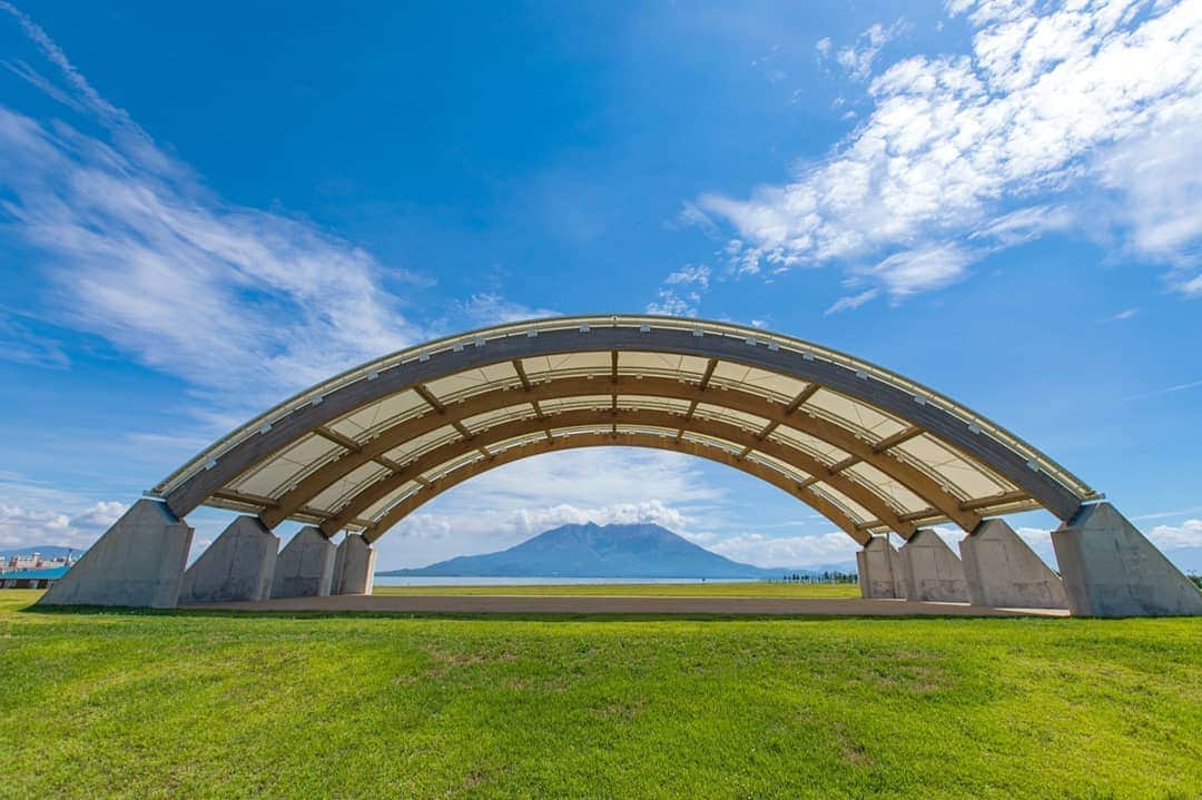 のインスタグラム：「晴天、真夏のマリンポート鹿児島(^-^)/ 夏らしい活動がイマイチできていない中、北埠頭に続き、真夏のマリンポートをウロウロ(^o^;) クルーズ船がなくても、この景観に癒されます。。 #鹿児島 #鹿児島観光 #マリンポート鹿児島 #マリンポートかごしま #japan #kagoshima #桜島」