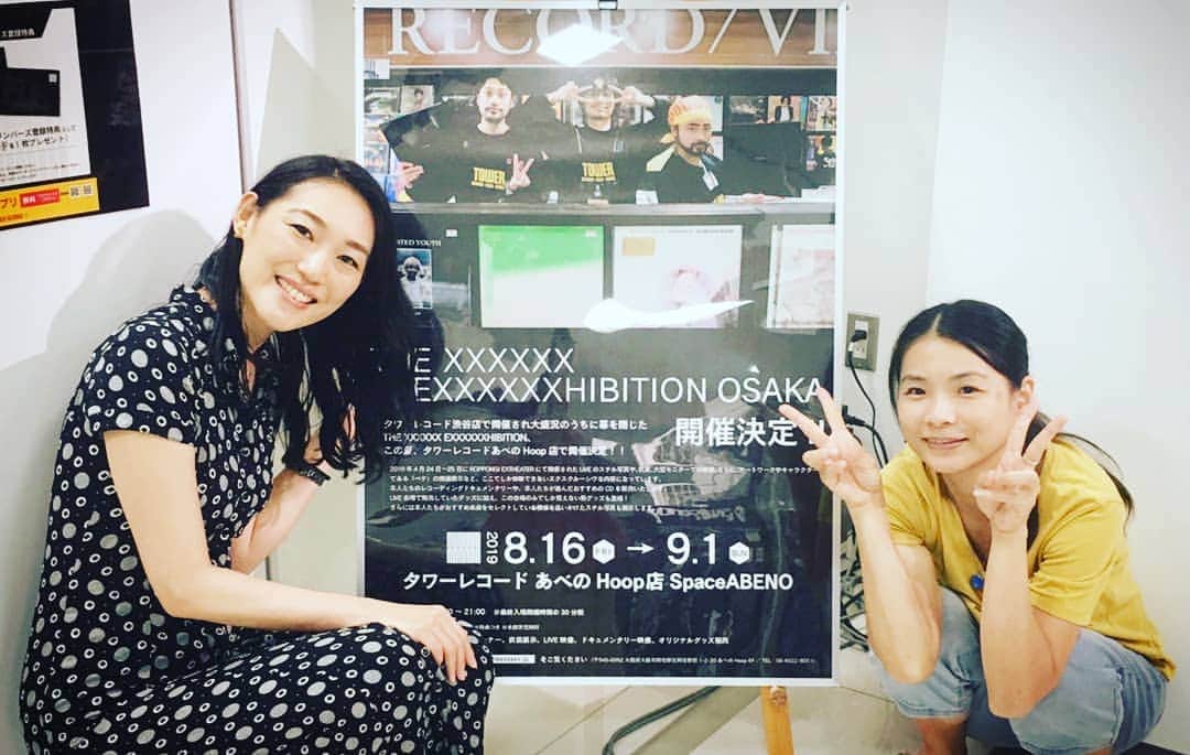 大島央照さんのインスタグラム写真 - (大島央照Instagram)「5月にタワーレコード渋谷店で開催された THE XXXXXX @x.x.x.x.x.x_official 展覧会大阪編「THE XXXXXX EXXXXXXHIBITION OSAKA」タワーレコードあべのHoop店“SpaceABENO”に、大学の同級生でステキな絵を描いている、できやよいちゃん　@kimura_kinoko といってきました😊  タワーレコード、リリース、グッツイメージ、リハーサルと4月にROPPONGI EXTHEATERにて開催されたライブスチ－ル写真一部、撮影させていただいた写真も展示されています。  どの時も、ほんと、３人のパワーが刺激的で楽しい撮影でした✨  ライブに行けなかった人は彼らの音楽を感じながら、衣装、大型モニターでの映像、アートワークやキャラクター「ペケ」の関連展示など、ここタワーレコードでしかみれない、THEXXXXXXを見ることができます✨  8月16日（金）〜9月1日（日）まで、関西のみなさま、ファンの皆様、写真、音楽が好きな方etc, あと1週間❗是非ご覧ください✨  ご来場の方へ、ポストカードのプレゼントもあります💝  タワーレコードでTHE XXXXXXの写真展示に参加できて、本当に光栄です。  ありがとうございます☺  #thexxxxxx #山田孝之 #綾野剛 #内田朝陽 #ザシックス#takayukiyamada #goayano #asahiuchida #タワレコ #タワーレコード #towerrecords #exhibition #osaka #ペケ #japanease #artist #actoer #live #EXTHEATERROPPONGI #photo #photography  #art #thanks #happy #感謝 ※4枚目、５枚目はHOOPお隣、ハルカスから! すごくいい景色がみえました☀️✨」8月25日 20時59分 - chiakioshima
