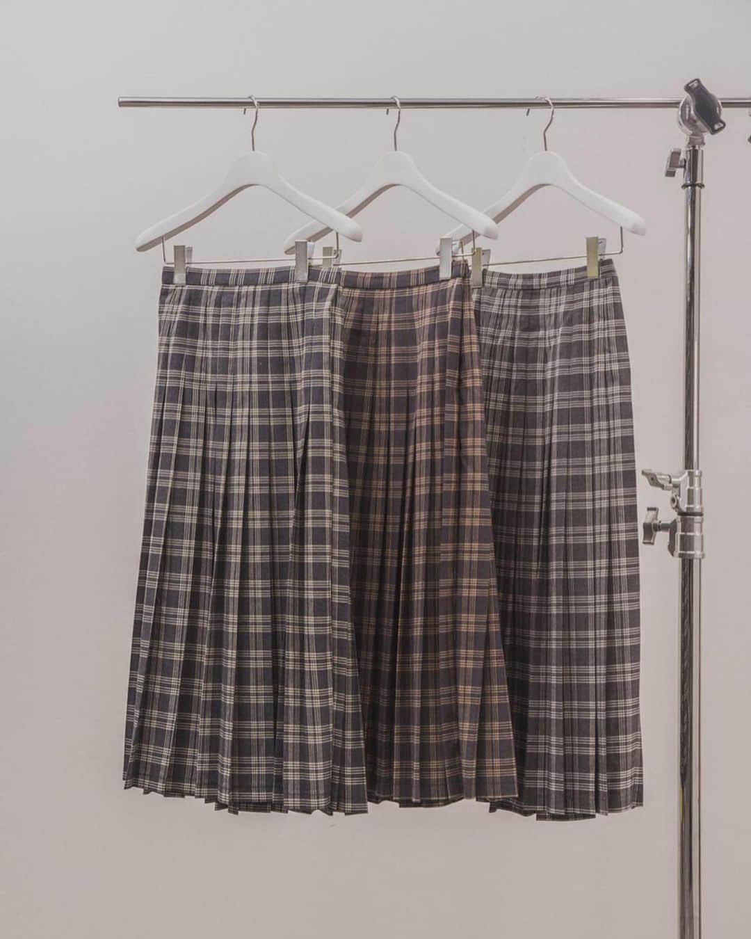 前田希美（まえのん）さんのインスタグラム写真 - (前田希美（まえのん）Instagram)「N WITH.コーデ♥ ブラウスとスカートは既に 発売してるアイテムで、 上に着てるニットは29日に 発売予定です。  トップスとしても羽織りのカーディガンとしても使える万能アイテム。 もふもふしててあたたかい☺︎ カラーも全色可愛くて ブラック、ボルドー、ブラウンです。  これからどんどん涼しくなるみたいなので秋服も要チェックです。  このコーデのん的イチオシなので ぜひマネキンコーデで真似してほしいなぁ☺︎ 29日他にもかわいいアイテム たくさん入ります。お楽しみに♥  @n_with_official  #のんの私服 #NWITH #エヌウィズ #skirt #check #knit #White #black #gr3」8月25日 21時00分 - maeda_nozomi