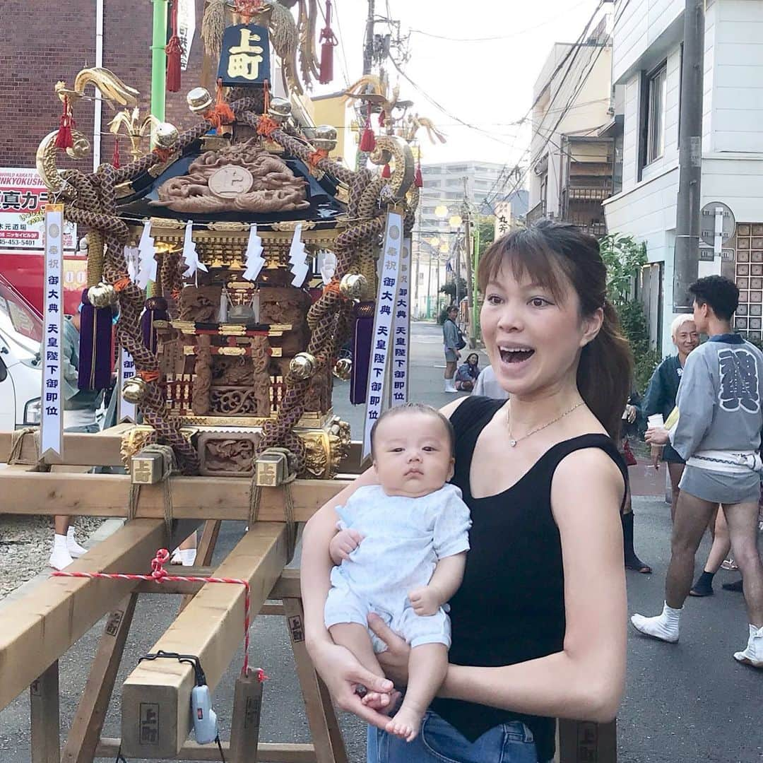 輝良まさとさんのインスタグラム写真 - (輝良まさとInstagram)「・ 昨日今日と地元のお祭りで、家の前に神輿の賑やかな音が聞こえたので真那人とちらっと見に出ました😊❣️ 2年前は主人も神輿を担いだのですが、今年は仕事でおらず💦 ・ でもご近所のお知り合いにバッタリ会えたので写真撮ってくれました📷 しかし私、別の知り合いを発見し『あー‼️』ってなってるとこになってしまった😅笑 ・ にしてもやはり… 後ろに写ってるような神輿の時の男性の法被にふんどし姿は好きだわー😆❣️笑 ・ ・ #地元#お祭り#神輿#縁起物#賑やか#ふんどし#好きです#天使ママ#レインボーベビー#レインボーベビー真那人#令和元年ベビー#6月生まれ#生後2ヶ月#生後75日#赤ちゃん#赤ちゃんのいる生活#ママリ#ベビフル#可愛い#愛おしい#新米ママ#育児#手探り#奮闘中#頑張ります」8月25日 20時52分 - kirahama0703