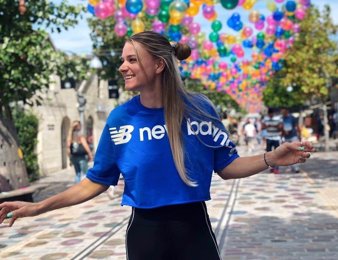 リサンネ・デ・ウィッテさんのインスタグラム写真 - (リサンネ・デ・ウィッテInstagram)「I feel like a giant baby who is happy with a few colourful balloons 🤹‍♀️🌈 🎈」8月25日 20時55分 - lisannedewitte