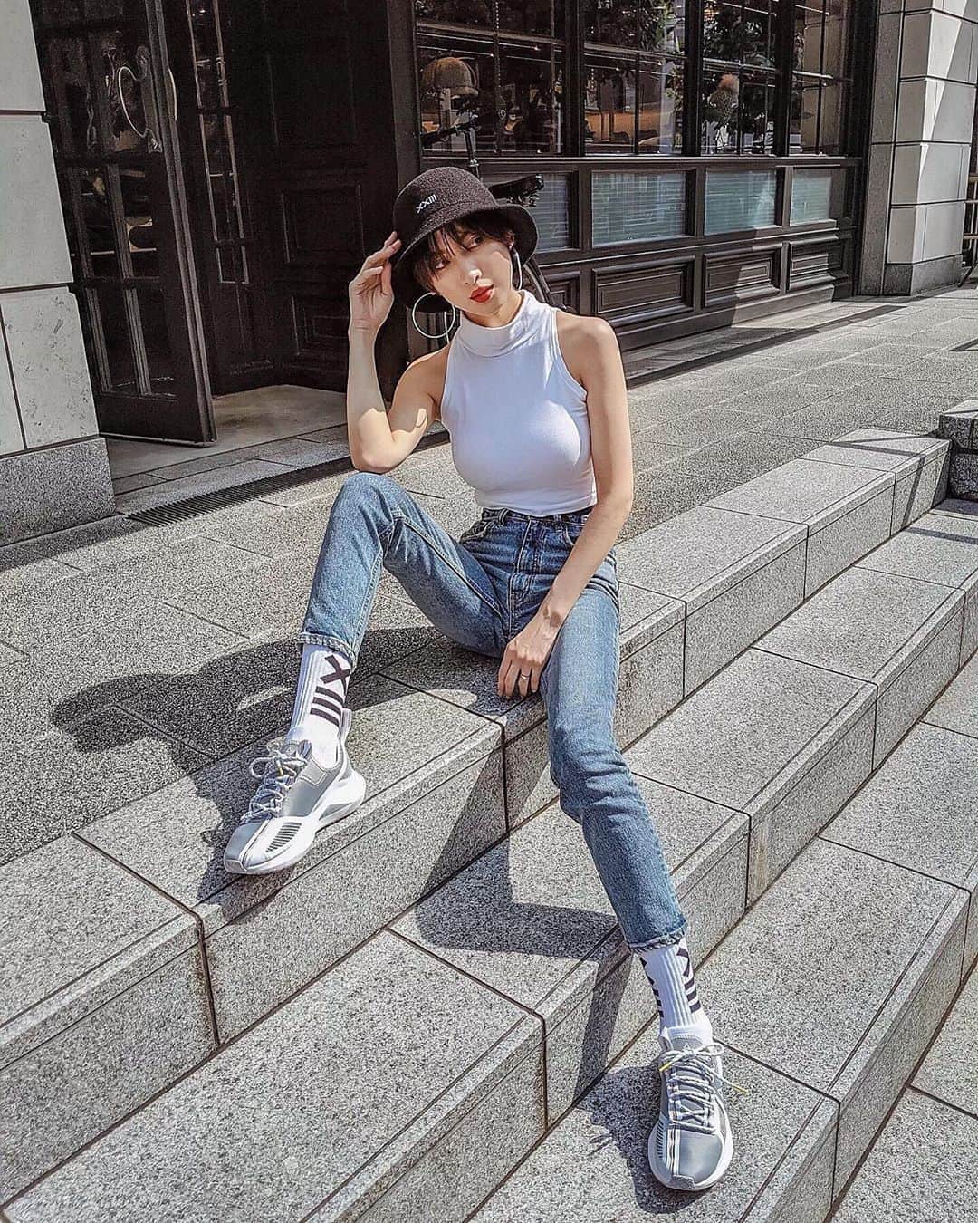 ソンイのインスタグラム：「お気に入りの @reebokjp SOLE FURYで2コーデ👟🖤 カジュアルストリートとワンピスタイル、どちらも合う☺️💯 めちゃくちゃ軽くてクッションも抜群だから長く履いても全然疲れないの👏🏼 私的には今まで1番軽いスニーカーかも🤔🔥 履き心地が最高でママコーデにも楽ちん最適だ👦🏻⚽️ #reebok #solefury #GiftedbyReebok #リーボック #ソールフューリー #スニーカー #大人カジュアル」