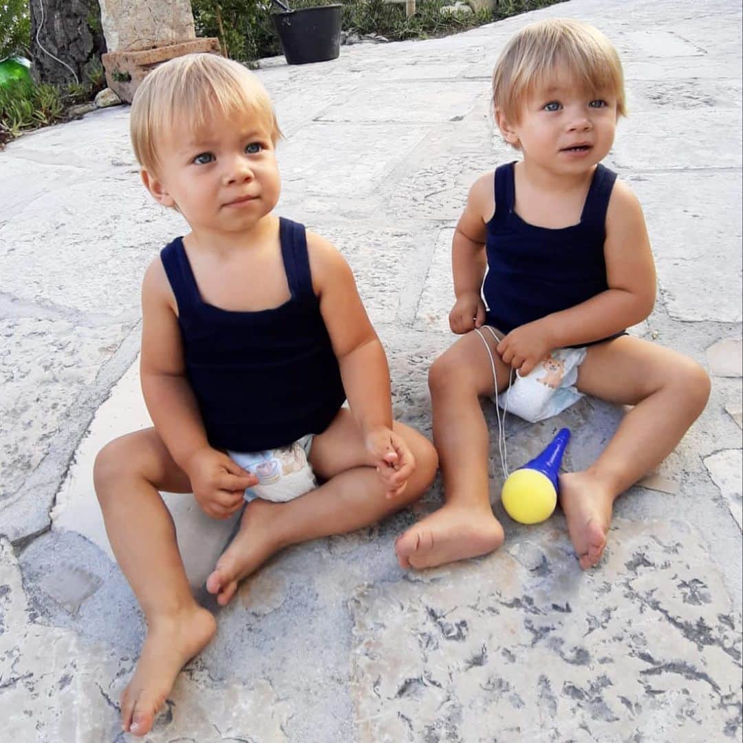 のインスタグラム：「DOUBLE TROUBLE 🤯   #delfinadelettrez #momoftwins」