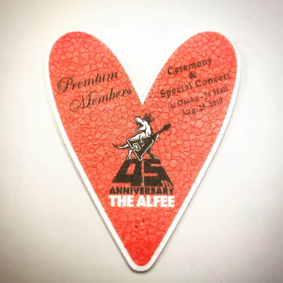 ただすけのインスタグラム：「45周年プレミアムイベント無事終演。 終演後御三方が客席へと深々お辞儀する姿を、今回セッティング位置もあって初めて間近で見て、もちろんご来場の皆さんにもですが、全てのファンへの気持ちなんだと感じました。 強い絆がそこにあり、これ程の長い活動になっているのだとも。 #thealfee」