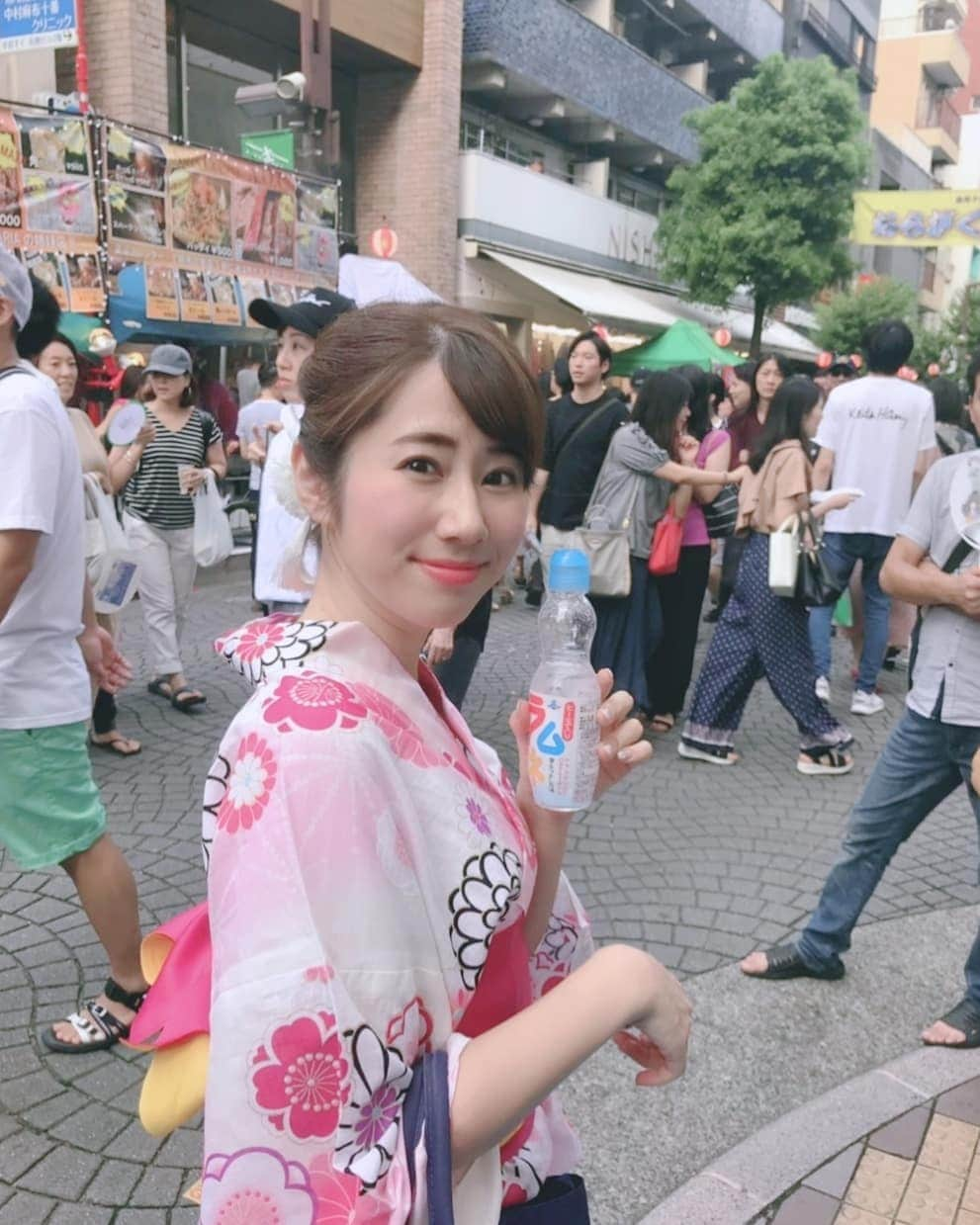 壽老麻衣さんのインスタグラム写真 - (壽老麻衣Instagram)「仕事のあとは麻布十番のお祭りへ！ 今シーズン2回目の浴衣🍀 よく飲んで食べてたっっくさん笑って、最高の時間でした🍻🍖🤣 🍖 🍖 🍖 #東京 #tokyo #麻布十番 #azabujuban #麻布十番祭り #祭り#夏祭り #浴衣 #ラムネ #夏の思い出」8月25日 21時05分 - maijuro