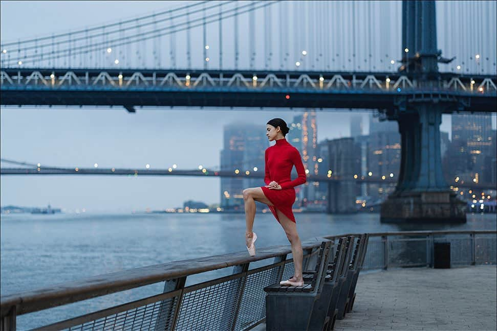 ballerina projectさんのインスタグラム写真 - (ballerina projectInstagram)「Remy Young in New York City. #ballerina -  @remyyounggg #eastriver #manhattanbridge #brooklynbridge #newyorkcity #ballerinaproject #ballerinaproject_ #ballet #dance #remyyoung  The Ballerina Project book is now available for pre-order on Amazon. Link is located in our Instagram profile. #ballerinaprojectbook」8月25日 21時16分 - ballerinaproject_