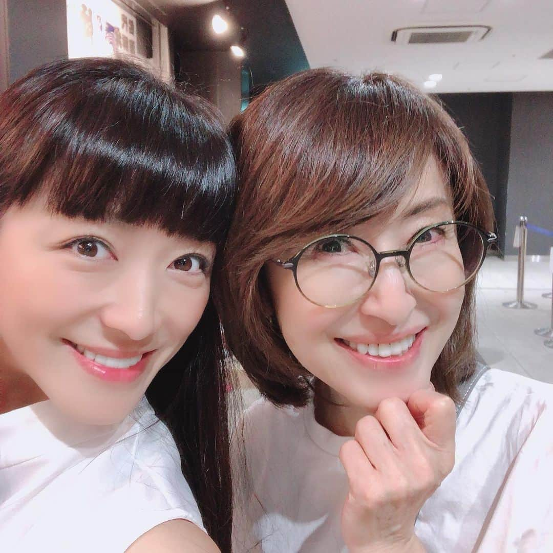 松藤あつこさんのインスタグラム写真 - (松藤あつこInstagram)「豊洲で見つけたインスタ映え…♡ 綺麗に並んだピクルス達✨  こちらのお店には麹ものや日本酒が沢山売っていましたよ♫  豊洲といえば〜 @iz9mika さん  子供達の社会科見学のために、朝からご案内頂き有難うございました😍  夜は泉久さんで購入した美味で最高Night😝  #仲良し家族 #豊洲市場 #社会科見学 #夏休みの課題 #お絵描き なんならママがハマってる #iz9 #ピクルス #麹 #魚  ご飯はまた別途post!」8月25日 21時11分 - atsukomatsufuji