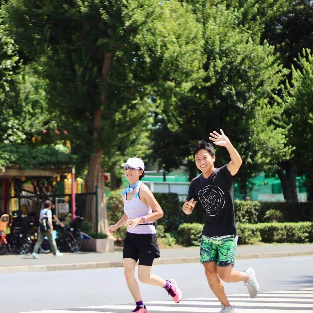 run+さんのインスタグラム写真 - (run+Instagram)「2019.08.25［知ってTry テーピングラン］ テーピングをして走りは変わるのか？そのテーピングは本当に自分に合ってるのか？などをテーマに、大人の夏休み 知ってTry テーピングランを開催。 テーピング前に走ることで今の体の動きやコンディションを。 そしてその後のテーピングでどう変わるのかを体感。 ・ 受付時から参加者の方々の体の癖などチェックを行っているとは…さすがのハビトレさん😍 弱点をカバーするためのテーピングや、スタート前や走りながらでも取り入れやすいツボ押しポイントなど。 2-3人1組になり楽しみながらウィークポイントをチェック。 ・ テーピングでいつもと走りは変わるのか？を知るためLet's RUN♪  ブラジル大使館の大きな壁画は圧巻の街中アート。 先日見つけてこの美しさは晴れた夏の日差しの中来たいって思ってたからぴったり！ そして着々と完成に近づく新国立をバックに五輪モニュメント。 ・ テーピングした足で神宮外苑2-3周走って、お店へ戻りランは終了。 ・ 痛む足を抱えながらのタイム更新も素晴らしいけど、やっぱり笑顔で楽しく気持ちよく走れると #走れるって幸せ RUN+はランに何をプラスして楽しくするかを常に考えてるけど、どこかが痛かったら何をプラスしたって楽しくないと思うから… テーピングをしないで良いカラダが何よりの理想。 それでも、テーピングで走りをもっと楽にサポートできるなら… RUNはもっともっと楽しくなるハズ♡ ・ それぞれが走りやすさやテーピングのコツなどを感じられたようで嬉しい限りです😆✨ ・ 久々の清水湯♨→ねぎし🐄 *熱い気持ちを書くはずがコメント書きながら寝落ちしてたみたい( *´艸｀) ❤押して下さった方には文章と写真が合ってないwって思ってた方もいたかも💦 失礼しました<(_ _)> ・ #SpecialThanks @habittraining ＊-------------------------------------------------＊ #run➕α #RUNPLUS #ランニケーション #run➕ run➕学び run➕テーピング run➕街中アート ＊-------------------------------------------------＊ ・ #五輪モニュメント #街中アート #パブリックアート ・ #ランニング #RUN #ゆるラン ・ #街ラン #街RUN ・ #GARMIN #ガーミン #ナイキプラス #ハシリマスタグラム #ハシリマスタグラム #ハシリマシタグラム #走るひと ・ #Runday #RunLovesLife」8月25日 21時25分 - runplus