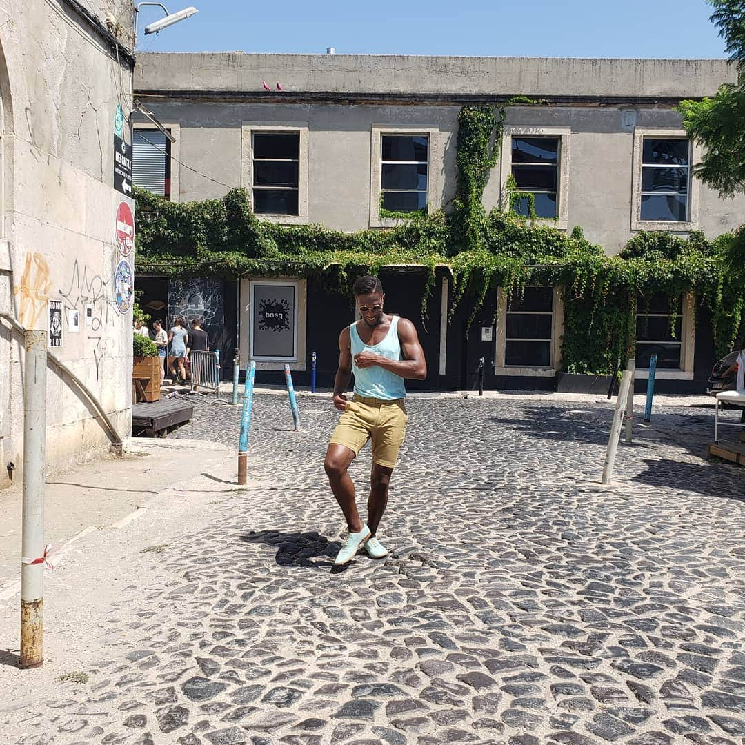 アッシャー・ヒルさんのインスタグラム写真 - (アッシャー・ヒルInstagram)「Happy AF. #lisbon #blackboyjoy #portugal #blackmenwithstyle」8月25日 21時19分 - asherkwacie