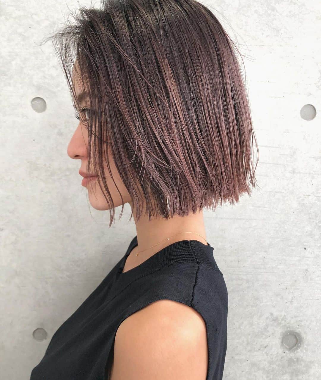 カワシリアツシのインスタグラム：「@kaori_sekimoto_  1mmにこだわってラインを作るシンプルなボブ✂︎ 秋色🍂 ・ ・ ・ ・ブリーチの回数がわからない。 ・値段が気になる。 ・ダメージが心配。など なんでもご気軽にご相談ください😊 ・ ご予約やご相談はDM・LINEにて待ちしております。 ・ ・ ・  #アディクシー #イルミナカラー  #外国人風カラー #ミニボブ #切りっぱなしボブ #ハイライト #外ハネ #グラデーション #ベージュ#ポートレート #Wカラー #ストキュア #美容学生 #撮影 #ウルフヘア #ウルフカット  #ショートヘア #グレージュ  #ブルージュ #ブリーチ #portrait #フィルムカメラ #hairstyle #ショートカット #haircolor #ハイトーン #데일리룩 #时尚 #แฟชั่น#デジキュア」