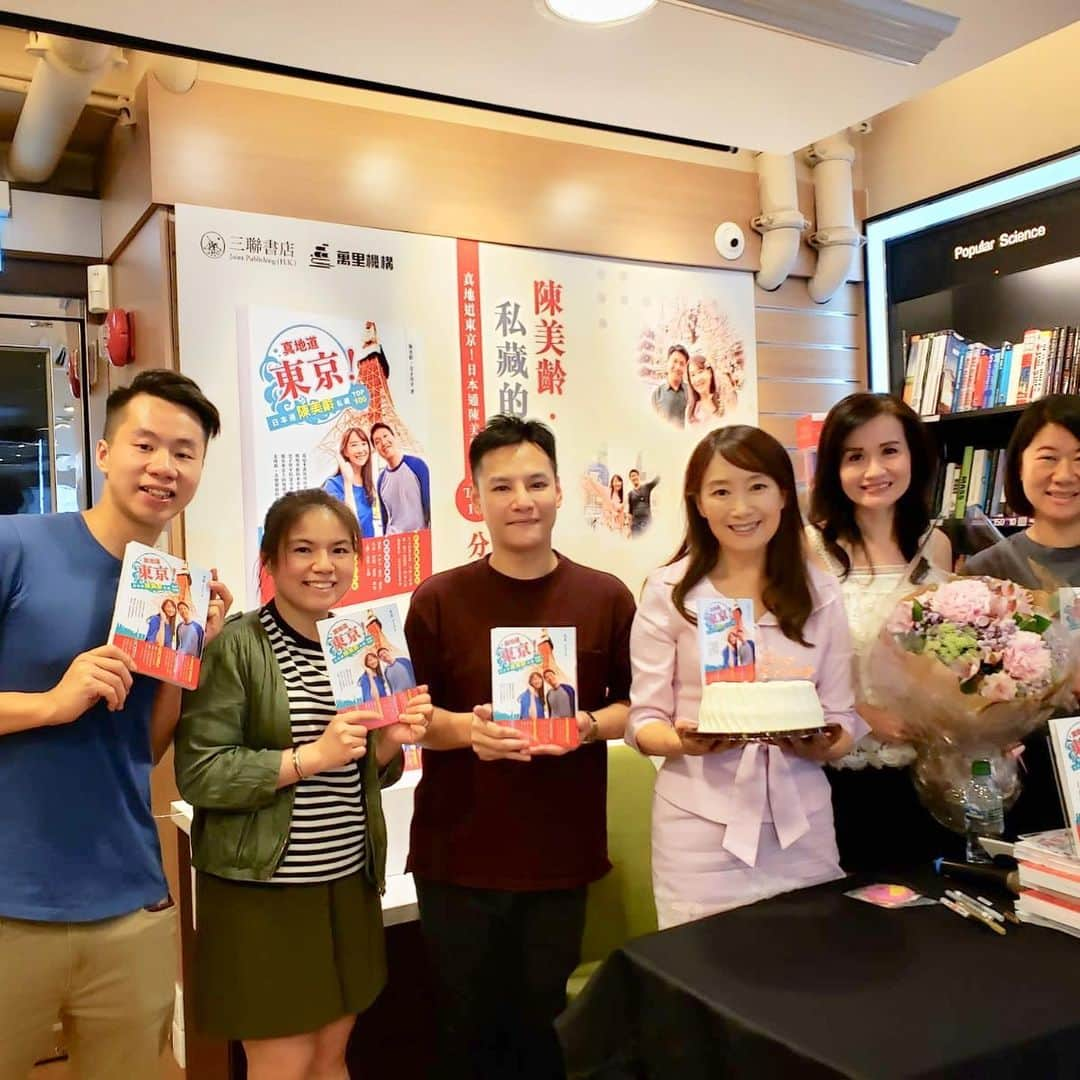 アグネス・チャンさんのインスタグラム写真 - (アグネス・チャンInstagram)「A great sharing for the new Tokyo guide book wrote with Alex. Suddenly someone brought out a cake and everybody sang Happy Birthday! So sweet! So thankful. Don’t visit Tokyo without our book!」8月25日 21時20分 - agneschan1