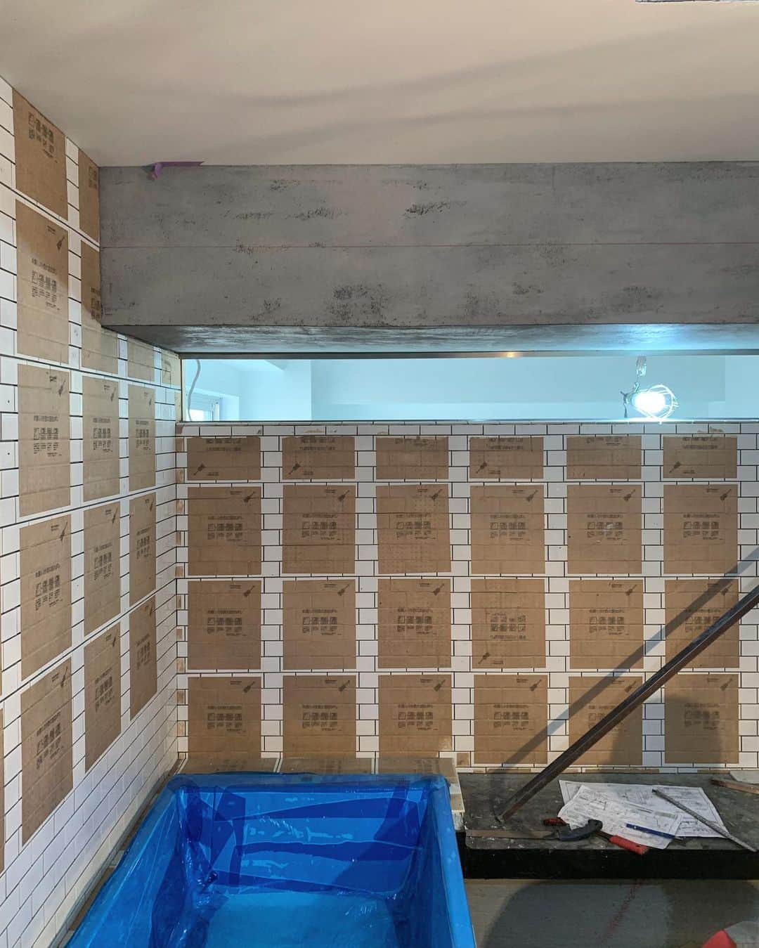 石川涼さんのインスタグラム写真 - (石川涼Instagram)「初めてのリノベーション間もなく完成。写真はバスルーム、廊下と寝室側の壁にスリガラスを入れてお風呂に外の光が入るように設計してます。あー楽しみ。  #renovation#renovationproject#bathroomdesign」8月25日 21時23分 - vanquishceo