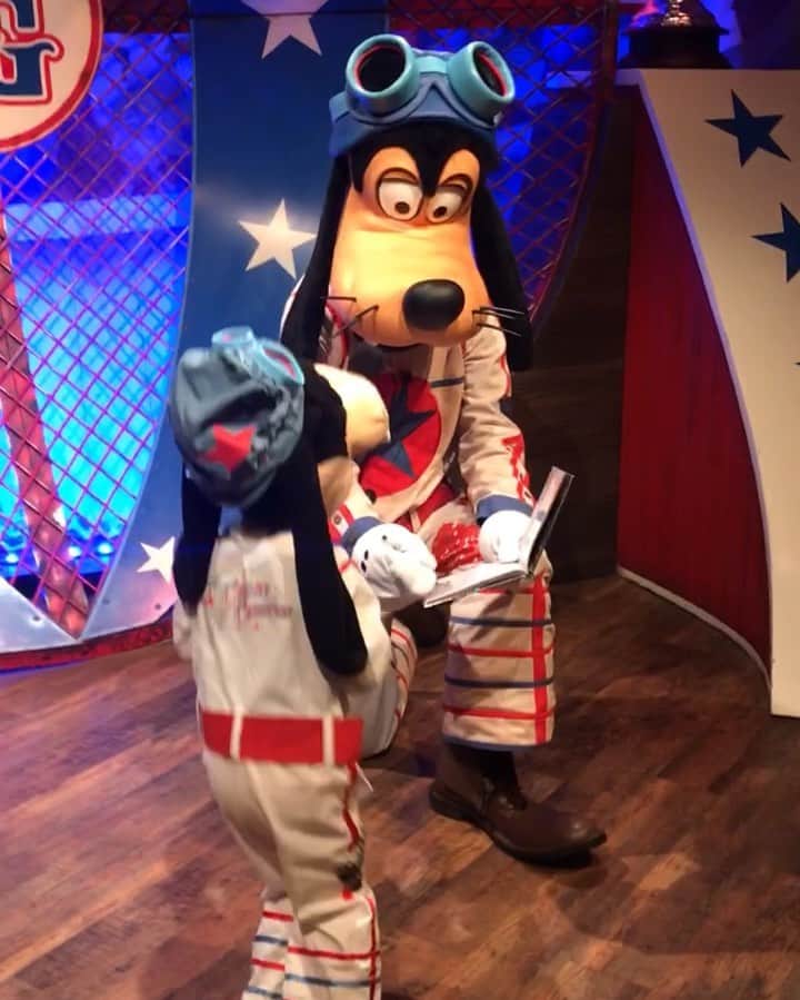 tiahy__のインスタグラム：「Pete’s Silly Sideshow. . . WDW初日に会いに行ったGoofy. . . Goofyがそのまま小さくなったtaiちゃん. . 隣にいたDonaldに紹介しに行ってくれて、 嬉しかったね♡. . .  #goofy_taia#taiacostume#goofy#magickingdom#WDW#disneykids#disneybaby」