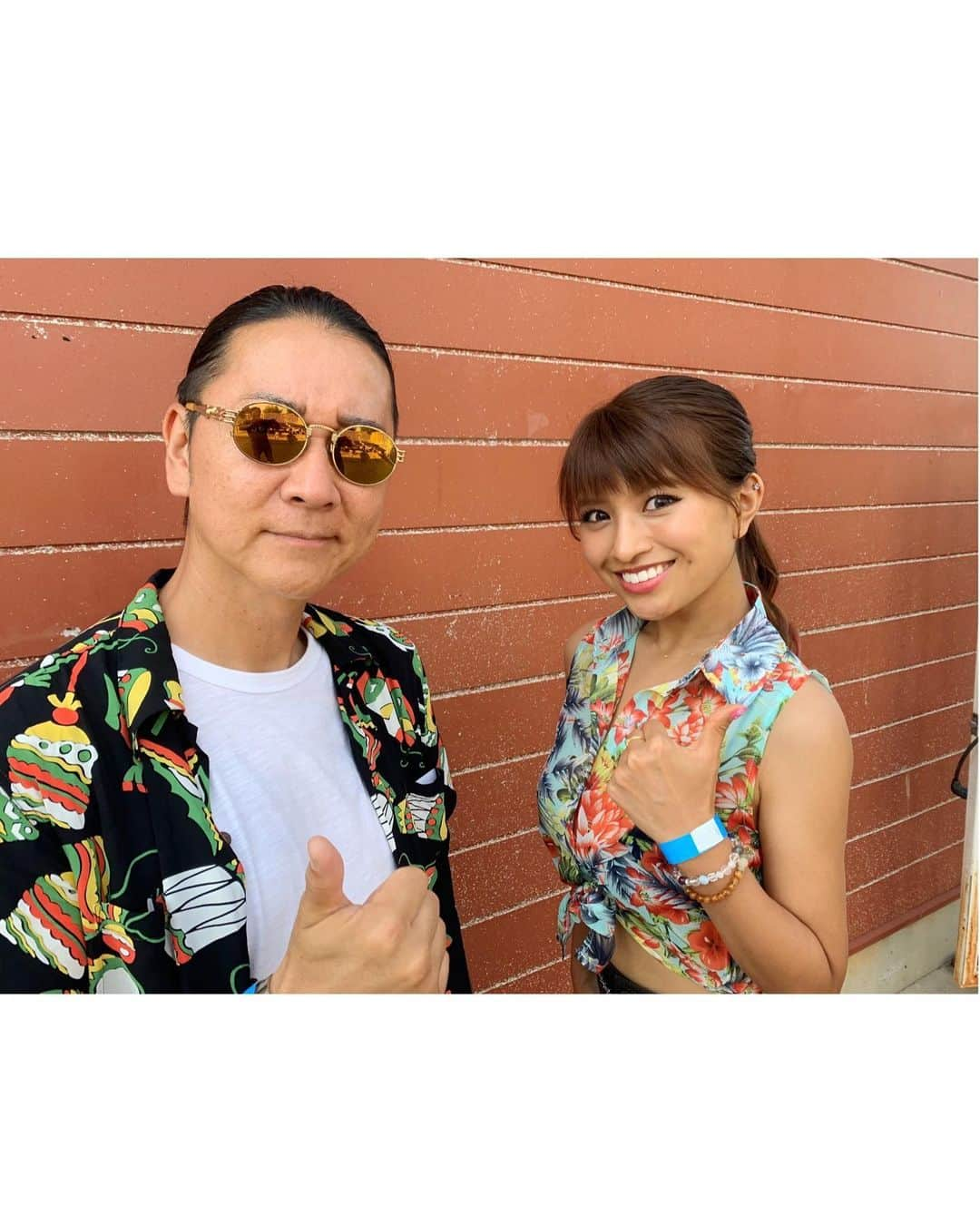 MARIA-Eさんのインスタグラム写真 - (MARIA-EInstagram)「﻿ ‪イバラキ夏フェス JAMBOREE🌺‬﻿ ‪ありがとうございましたー！！‬﻿ ﻿ ‪DJ #dragon さんとアロハシャツで📸♪‬﻿ ﻿ ‪去年に続き今年も呼んでくださった﻿ クレンチ&ブリスタのお二人に心から感謝です😆💗‬﻿ ﻿ ‪温かいお客様の笑顔に沢山パワーを頂いたので﻿ また茨城に戻って来れるように頑張るぞ〜💪‬﻿ ﻿ ‪#JAMBOREE  最高❗️#クレブリ 最高❗️‬」8月25日 21時27分 - maria.eeee