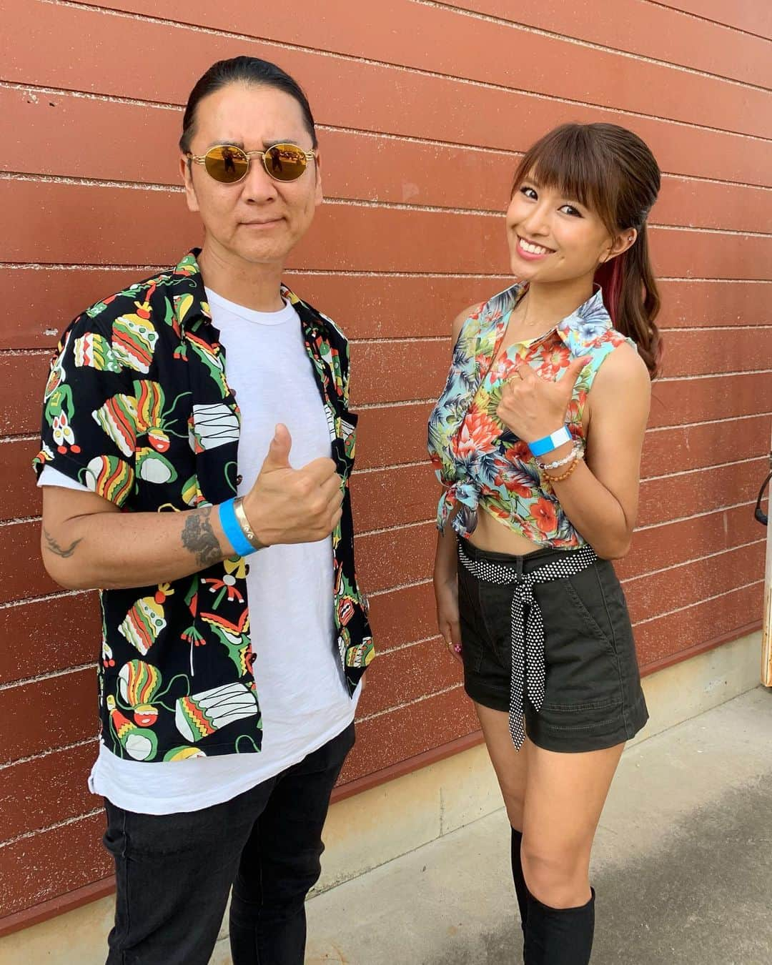 MARIA-Eさんのインスタグラム写真 - (MARIA-EInstagram)「﻿ ‪イバラキ夏フェス JAMBOREE🌺‬﻿ ‪ありがとうございましたー！！‬﻿ ﻿ ‪DJ #dragon さんとアロハシャツで📸♪‬﻿ ﻿ ‪去年に続き今年も呼んでくださった﻿ クレンチ&ブリスタのお二人に心から感謝です😆💗‬﻿ ﻿ ‪温かいお客様の笑顔に沢山パワーを頂いたので﻿ また茨城に戻って来れるように頑張るぞ〜💪‬﻿ ﻿ ‪#JAMBOREE  最高❗️#クレブリ 最高❗️‬」8月25日 21時27分 - maria.eeee