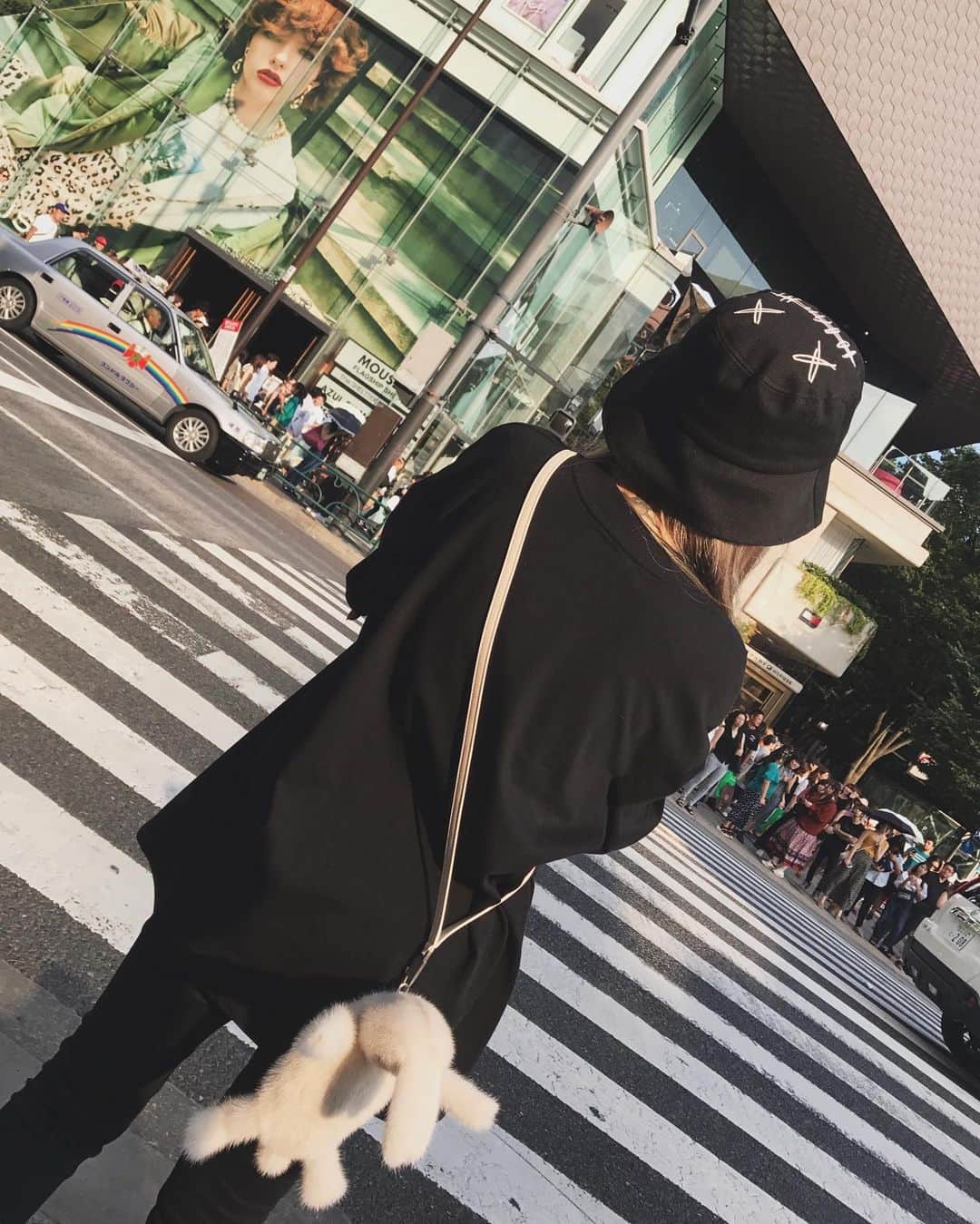 Grace Chowのインスタグラム：「今天有一個新朋友🐰陪我逛街」