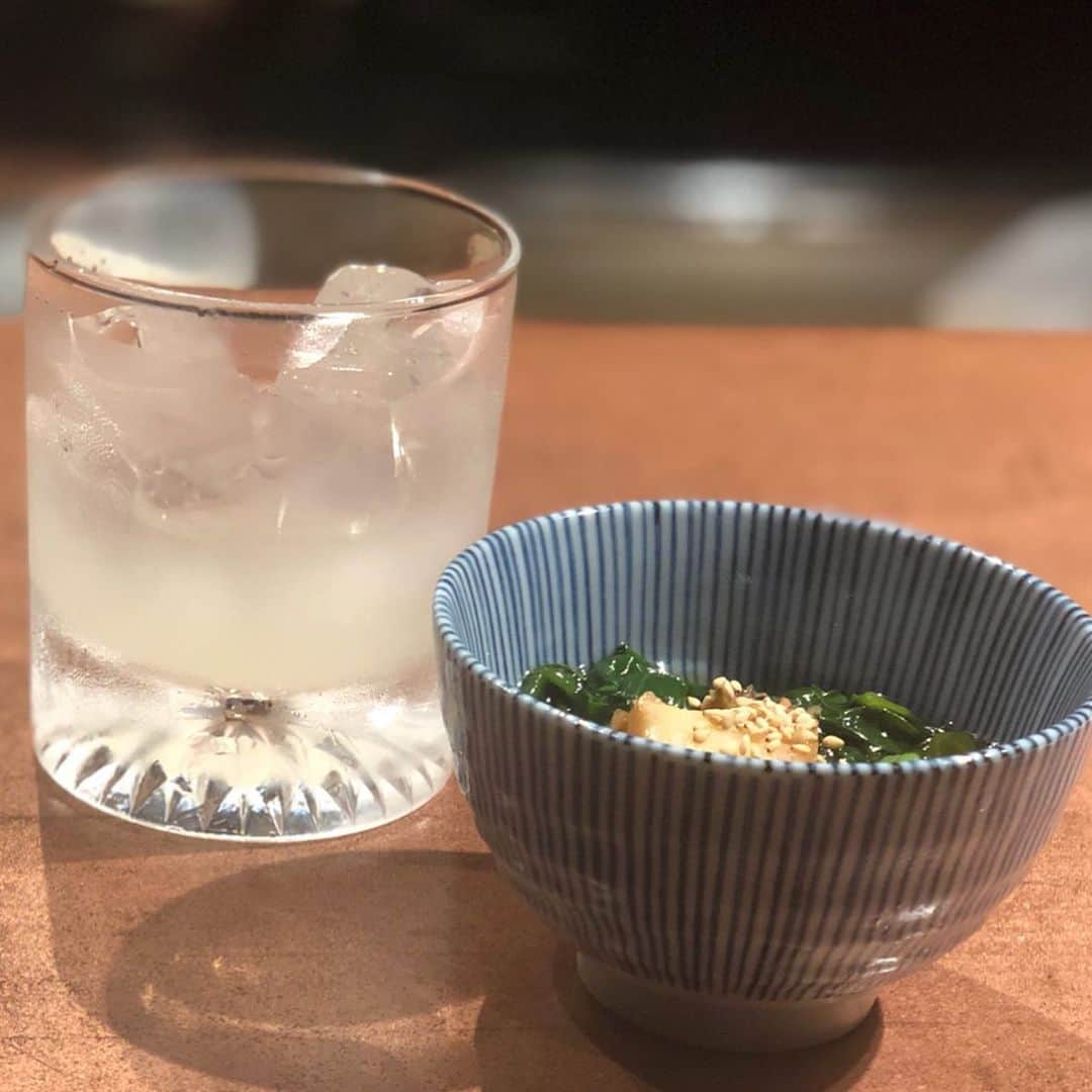 那須愛里さんのインスタグラム写真 - (那須愛里Instagram)「〝広島やまと&BAR🍶〟﻿ .﻿ 恵比寿にある広島やまと&BARで、﻿ 海鮮鉄板焼きコースをいただきました🙏🏻✨﻿ 美味しいごはんとカウンターならではの﻿ 楽しいお喋りもでき、満足でした☺️🥂﻿ .﻿ ふわぁ💭アワビ〜！🥰﻿ 締めの広島焼きも、﻿ 最高に美味しかったです♡﻿ .﻿ .﻿ 二者面談も兼ねてのごはん👥﻿ ありがたい環境でお仕事をさせてもらえていることに、日々感謝です♡﻿ やる気スイッチがはいりました💡💪🏻(←さっそく次の日、ミスをしてドン底にヘコんでたけど🤦🏻‍♀️)﻿ .﻿ 最大6名入れる個室もあったので﻿ またmarqueeみんなで行きたいな♫﻿ .﻿ .﻿ #広島やまとandbar ﻿ #恵比寿グルメ #恵比寿﻿ #恵比寿ディナー #恵比寿ごはん﻿ #海鮮コース #広島焼き」8月25日 21時29分 - aaairixoxo