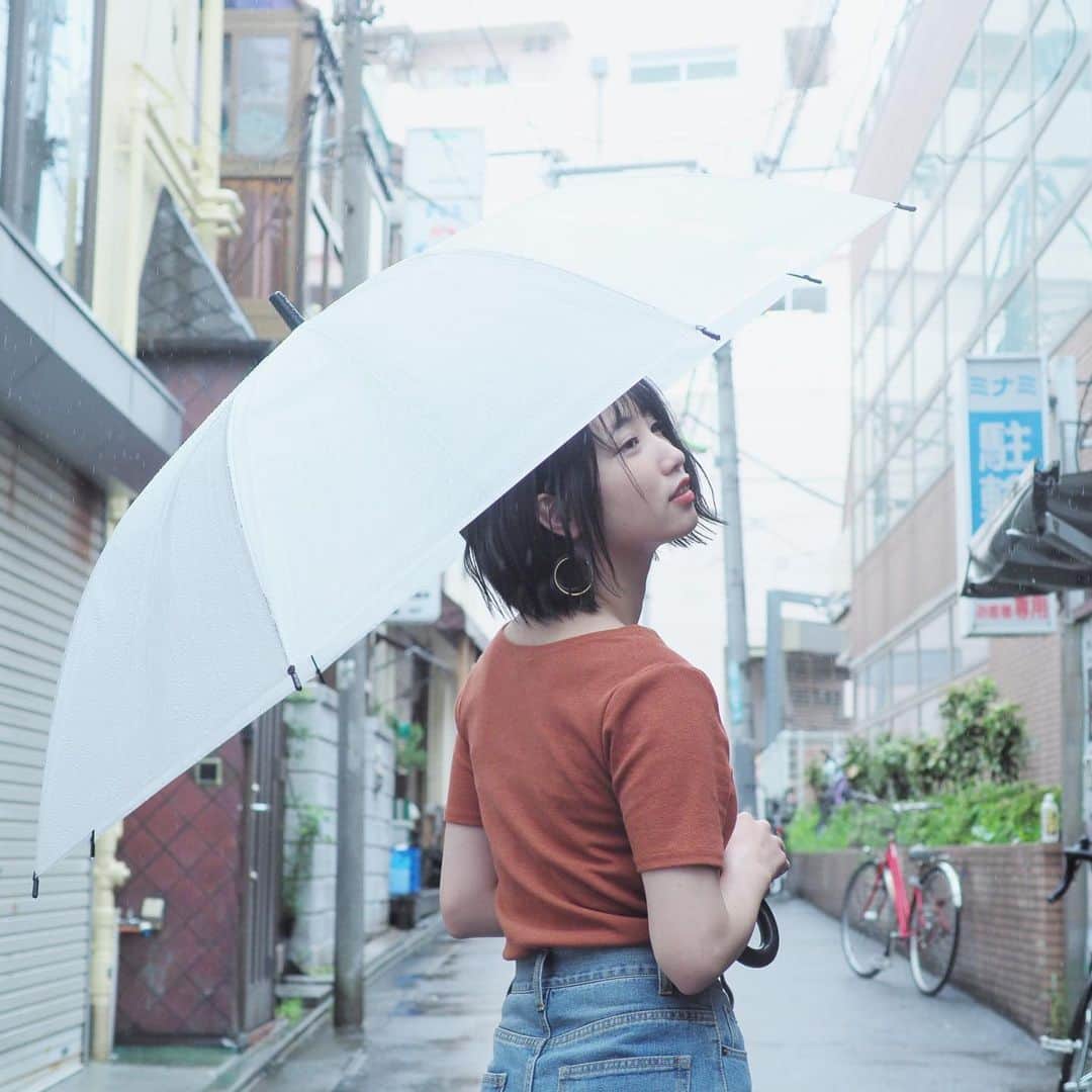 上野優華さんのインスタグラム写真 - (上野優華Instagram)「最近突然の雨が多いですが、そんな時に聞きたい音楽ってありません？  明日は21:00～ YouTubeLiveがあります！  憂鬱なあなたもいれば、幸せなあなたも。どんなあなたにも届く歌を🌈  上野優華 #下北沢 #下北沢ゲージ #シモキタ」8月25日 21時42分 - yuukaueno0205