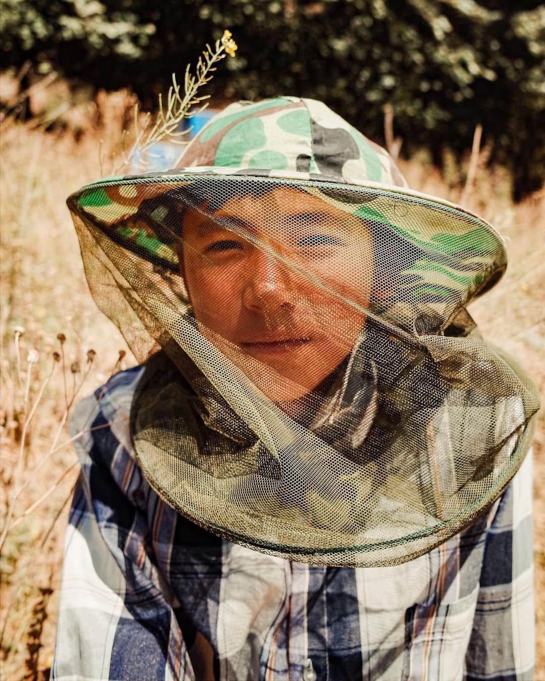 阿部裕介さんのインスタグラム写真 - (阿部裕介Instagram)「蜂取り少年と、花🌼  #キルギス #蜂蜜 #Kyrgyzstan #travel」8月25日 21時35分 - abe_yusuke