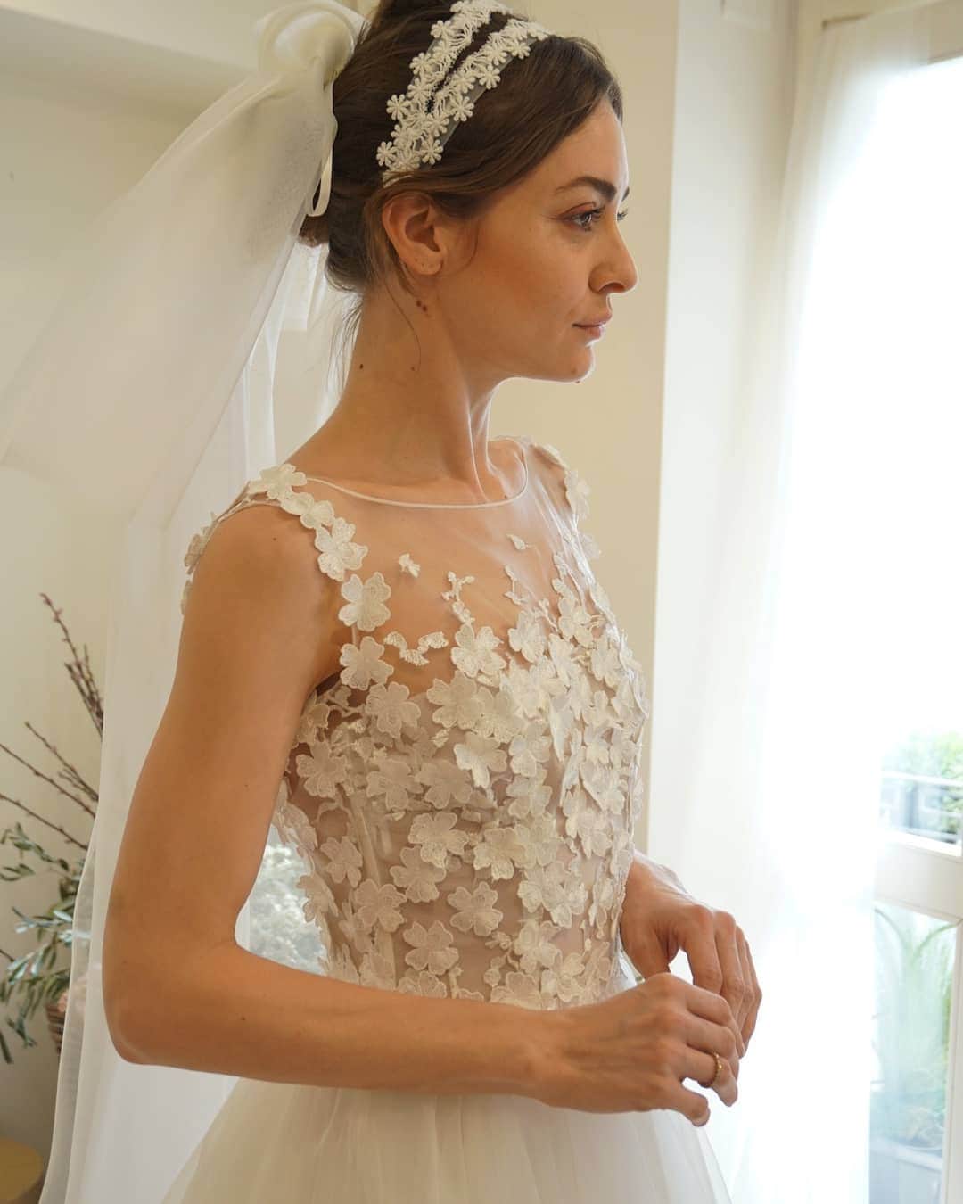 LAVIEEN ROSE Weddingのインスタグラム：「繊細なレースとシルク糸で織られた ハンドメイドのフラワーモチーフ🌸 お花畑みたいな可憐なトップスに 軽やか靡くシルクオーガンジーンの ふんわりトレーン。  背中のVラインで華奢感もアップ♪  ナチュラルな雰囲気の中にエレガントな魅力も兼ね備えた　 #lesposedigio 👗GIOポエジェ  #ラビアンローゼ#wedding #フラワードレス #フローラル#ナチュラルウェディング #weddingdress  #ウェディングドレス #フラワードレス #ドレス選び #結婚式 #卒花嫁#卒花嫁レポ#ドレス迷子  #ウェディングレポ #プレ花嫁 #花嫁準備  #2020春婚#2020夏婚#名古屋花嫁#関東花嫁#東海花嫁#2020秋婚#2020冬婚#静岡花嫁 #bridestory #weddingtime #日本中のプレ花嫁さんと繋がりたい #tg花嫁#軽井沢ウェディング#軽井沢挙式」