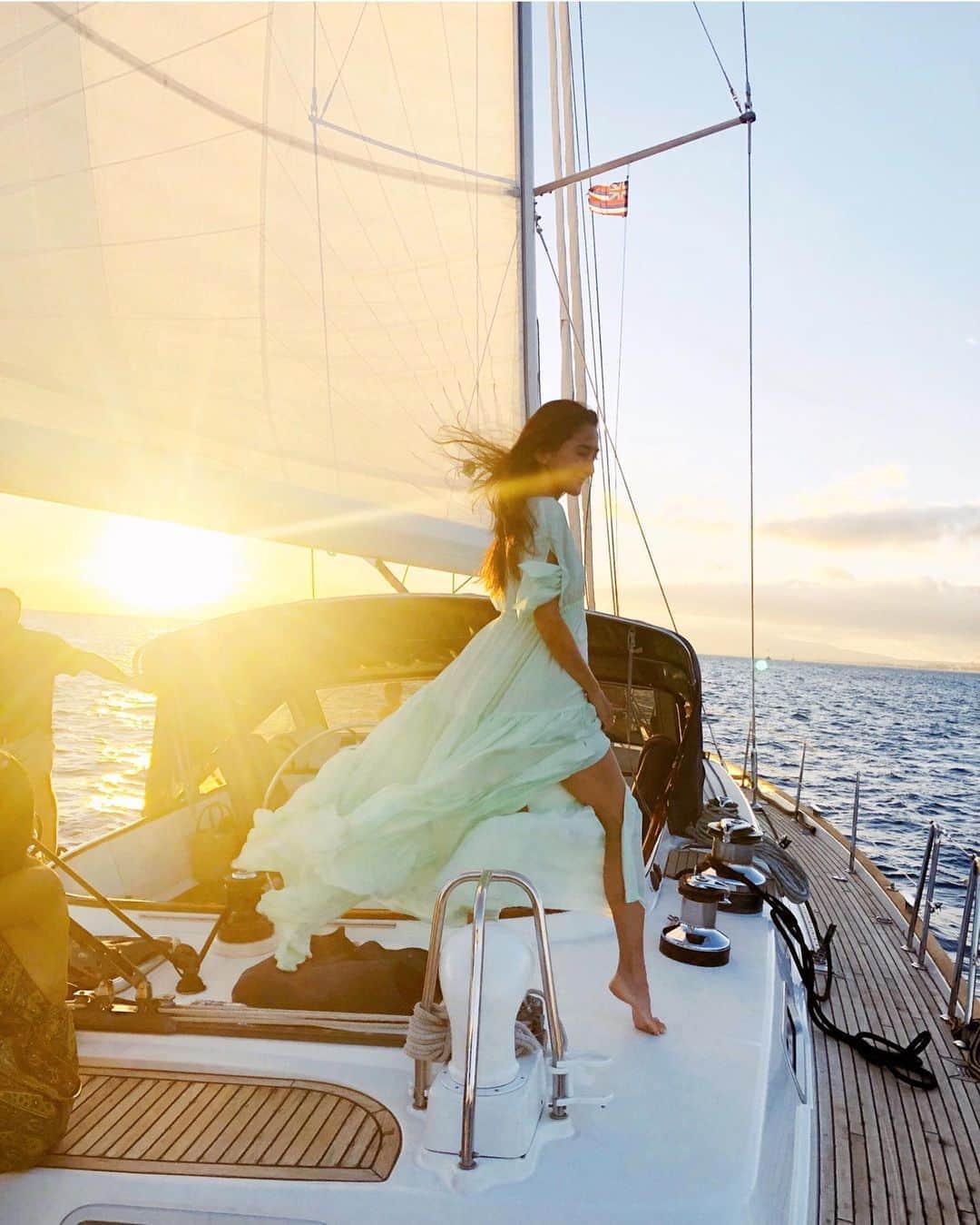 Natsuさんのインスタグラム写真 - (NatsuInstagram)「Yacht life⚓️💕 My favorite thing to do in summer.😋 . ヨットでもボートでも、 毎年夏は、船に乗るのが大好き。 「人生ってすばらしいなぁ ありがたい人生だなぁ。」 と毎回、口からこぼれる。  ほんとうにこれが「豊か」というものだと 感じさせてくれる。  ハワイの海からのやさしい風は ほんのり甘い香りがする 海面はキラキラおどって輝く みんなで、ただただ、ボンヤリする。  #yacht #yachtlife #ritzcarlton #hawaii」8月25日 21時41分 - _natsurose_