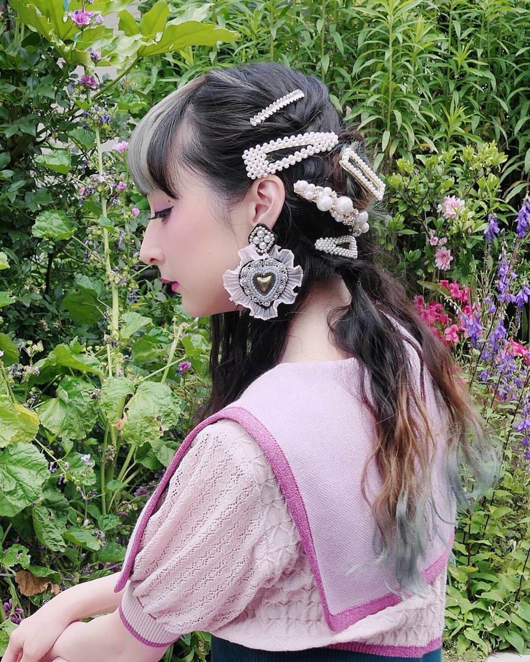 のインスタグラム：「🎀 Atsushi-san: How many barrettes do you want? Me: Yes. 😬 アツシさん: バレッタ何個付ける？ りんりん: 全部。😬 . . MUA: @atsushisasakimakeup  Earring: #jubileejubilee  Dress: #rurumu . . . 👉🏻 #rinrinhair . . #rinrindoll #japanesefashion #tokyofashion #harajukufashion #ファッション #夏 #おしゃれ #コーデ #撮影 #モデル #今日のコーデ #ヘアアレンジ #ヘアスタイル #ヘアカラー #hairstyles #hairarrange #barette #barettes #wavyhairstyle #wavycurls #wavyhair #バレッタ #japanesehair #japanesehairstyle #かわいいヘア #tokyo #東京」
