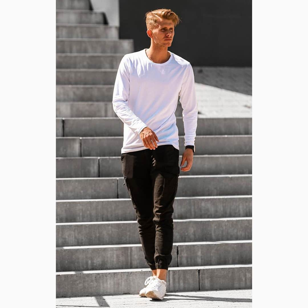 ジャック&ジョーンズさんのインスタグラム写真 - (ジャック&ジョーンズInstagram)「Here’s @andreas_leitenberger being the living proof that less really is more. White tee, black jeans, white sneakers. That’s all you need. ✌ #regram #jjambassador #jackandjones」8月25日 21時52分 - jackandjones