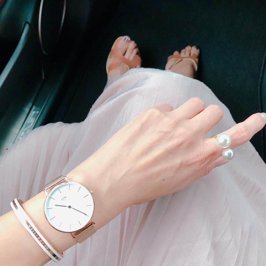 saaaay_kさんのインスタグラム写真 - (saaaay_kInstagram)「2019.08.25 new watch♡ いつものDWと同じに見えるけど^ ^ でもサイズが違うんです♪ ・ ・ ユニセックスなサイズ36㎜に メッシュベルトのシリーズが仲間入り✨ バイカラーバングルも新作の細身タイプです！ ・ ・ 32㎜とのサイズ比較は3枚目に📷 今なら特別ギフトラッピングサービスも🎁 @danielwellington  #ダニエルウェリントン#DW新作#DW手元ルックス ▽▽▽ 15％OFFクーポンコード 【sayakaa】（10/31まで公式サイト使用のみ） https://www.danielwellington.com/jp」8月25日 21時44分 - saaaay_k