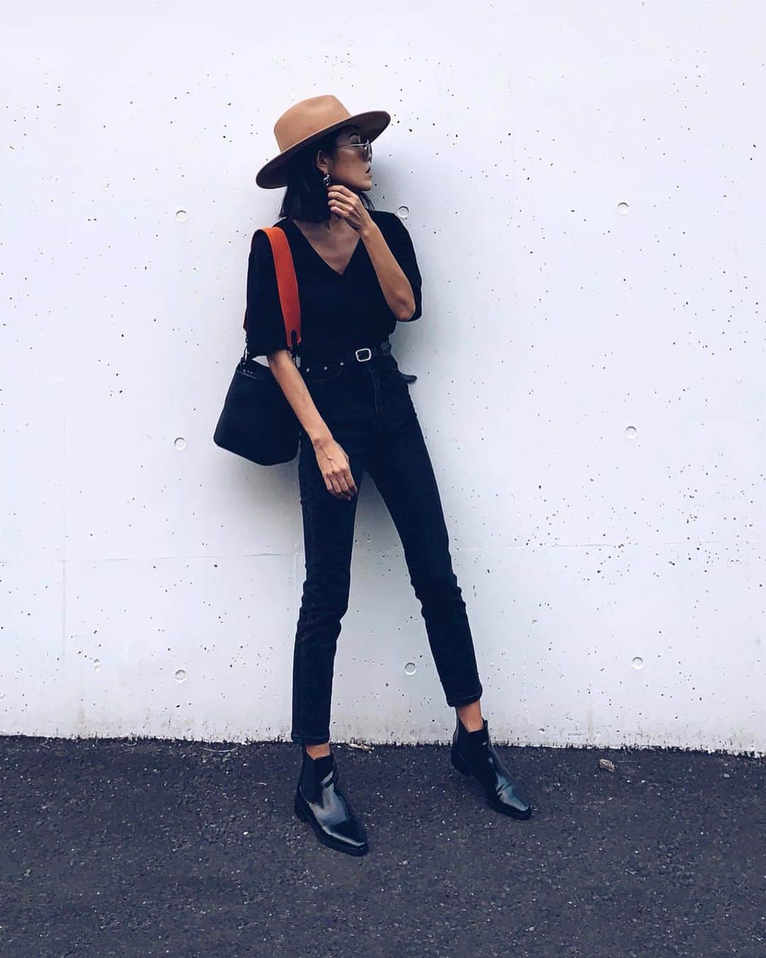 のインスタグラム：「Style:) keep it simple…😎 . BLACK.BLACK…BLACK×orange🍊 . 暑いのにBLACK好き🖤 TシャツはVが深めなので オールブラックの時に便利👌✨ . 日が落ちるのが少しずつ 早くなってるのがせつない😀 . 明日からまた頑張りましょ🙋🏻‍♀️🔥 . #RULAHコーデ#RULAH_official#ブーツとバックは火曜日販売#ブラックスキニー#デニム#ブーツコーデ#カジュアル#す」
