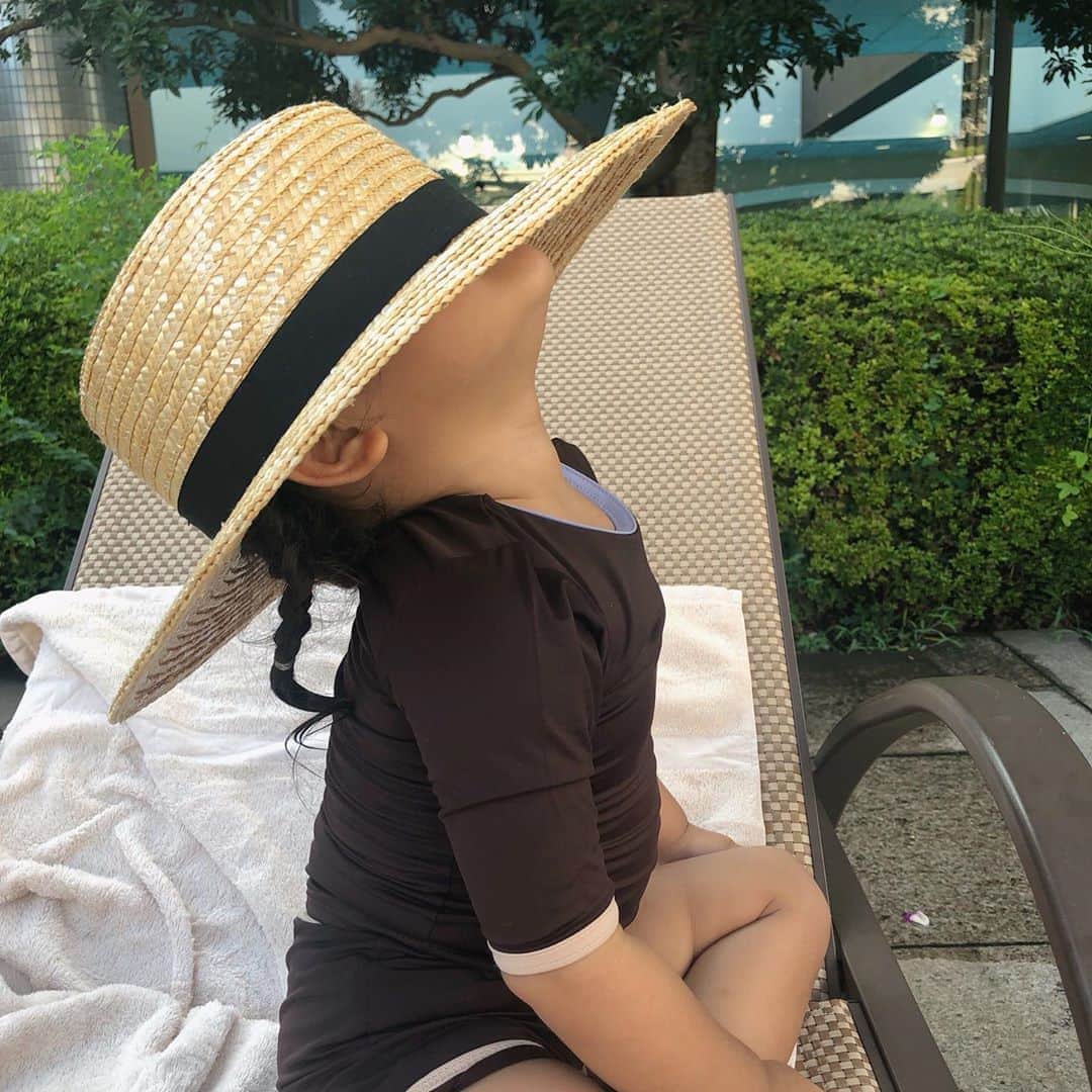 近藤千尋のインスタグラム：「今年最後かも？なプールへ❤️ 十愛も大好きな二人と☺️👙 明日から久々の🏫だ💓 8月はずっと一緒にいて 大変だった時もあったけど… あっという間の夏だった~🌻 (勝手に夏の振り返り。笑) #この夏やり残したことはありますか」
