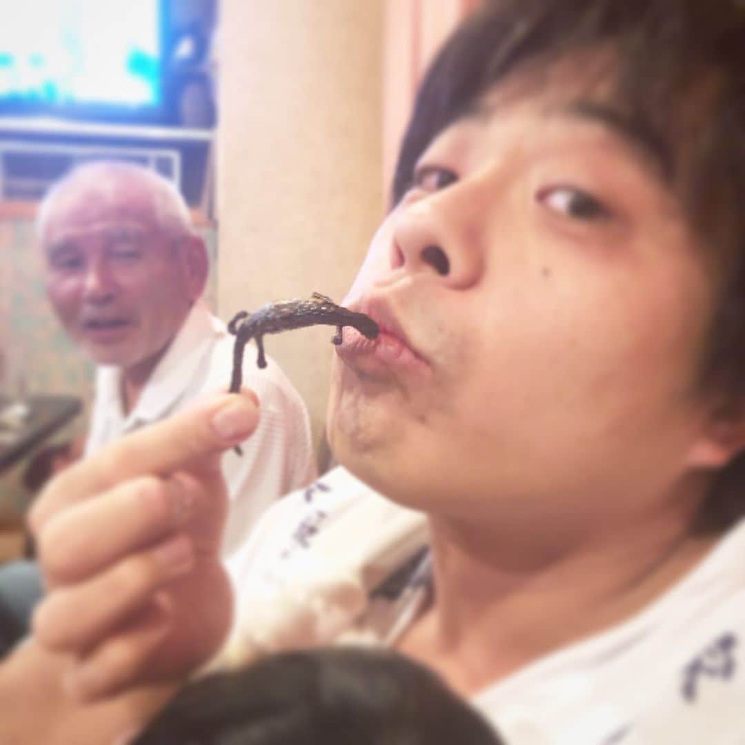 藤田裕樹さんのインスタグラム写真 - (藤田裕樹Instagram)「先日、休みをもらって日光〜伴久ホテルの最高の旅行させてもらいました。﻿ なんでこの写真やねんて感じですけど、衝撃的だったので。﻿ 初めてサンショウウオを食べました。﻿ 鶏肉みたいでバリバリいけました！﻿ ﻿ 後ろのおじいさんが喋ること全部ウソで最高でした。スナック最高。 ﻿ ﻿ #藤田家 ﻿ #家族旅行 ﻿ #湯西川  #本家伴久  #サンショウウオ ﻿ #このあと嫁さんの浜崎あゆみメドレー ﻿ #長男はパプリカを歌ってました ﻿ #世界平和 ﻿」8月25日 21時46分 - fujiboy0730