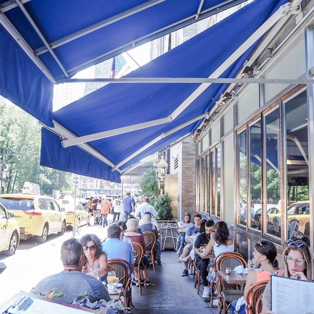 naho_7のインスタグラム：「. 📍#sarabethsnyc  時間なくて諦めてたサラベスでの朝食も なんとかプランに組み込んでくれて 朝から思う存分堪能した🍳 イエローキャブとセントラルパークという NYCの象徴を感じながら食べるエッグベネディクトは 最高のお味でした😭💓 あとフォーフラワージュースが死ぬほど美味しかった！笑」
