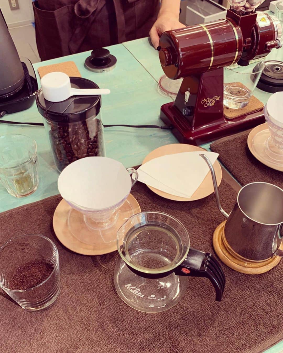 住吉美紀さんのインスタグラム写真 - (住吉美紀Instagram)「コーヒー教室、受講！ 取材でお知り合いになって以来通っている、銀座の丸市珈琲で開催されているコーヒー教室。毎日入れているペーパードリップコーヒーの美味しい入れ方手順やコーヒーの知識を教えていただく。店主の市川さんは、コーヒーについて質問すると何でも答えられる、いわばコーヒーオタク(^^)めっちゃ興味深かった！これで毎日美味しくコーヒー入れるべく、私ももっと研究するぞー。  #コーヒー #coffee #ペーパードリップ #銀座 #丸市珈琲 #ginza #multicoffee #BlueOcean #銀座美人」8月25日 21時53分 - miki_sumiyoshi