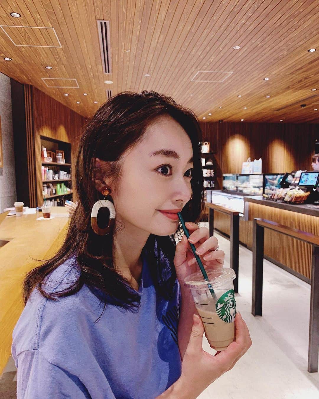 小祝麻里亜のインスタグラム：「ソイラテを家でも外でも飲みすぎなので、ショートサイズにしてみた🥰 ． ． イヤリングはお気に入りの✌︎✌︎✌︎ @mignon0018 ． ． ． ＿＿＿＿＿＿＿＿＿＿＿ #earrings #accessory #イヤリング #アクセサリー #スタバ #カフェ活 #カフェスタグラム  #ソイラテ #카페 #카페추천 #카페 #카페스타그램 #스타벅스 #스벅 #귀찌」