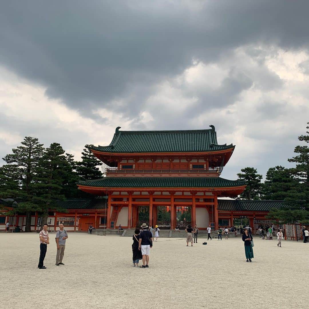 増崎孝司さんのインスタグラム写真 - (増崎孝司Instagram)「昨日の神戸国際会館〜本日ロームシアター京都と2daysだった倉木麻衣ツアー。今日はリハ後に「京都来た感」を出すため小屋の側の平安神宮へちょっとだけ修学旅行気分でお散歩。連日の音楽漬けが少しだけリフレッシュ出来た気分になれた。 皆んな京都泊まりだけど居酒屋「のぞみ」にて帰京中。 神戸も京都もとても盛り上がった良いショウになりました。 47&48/19 #倉木麻衣」8月25日 21時58分 - takashimasuzaki