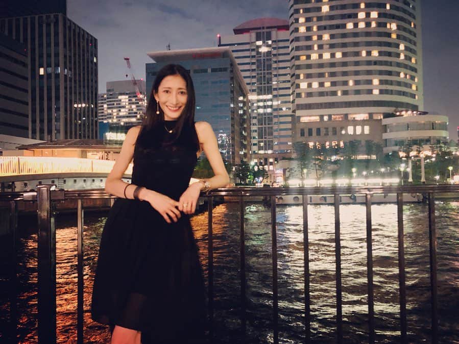 のインスタグラム：「おともらちの、 おともらちの、誕生日ぱーりーに いってきたーっ！  素敵な空間の中で、それぞれ心通った仲間と一緒に、未来の前向きな話をしていました。すっごく憧れの眼差しで見てました。  お誕生日おめでとうございます。」
