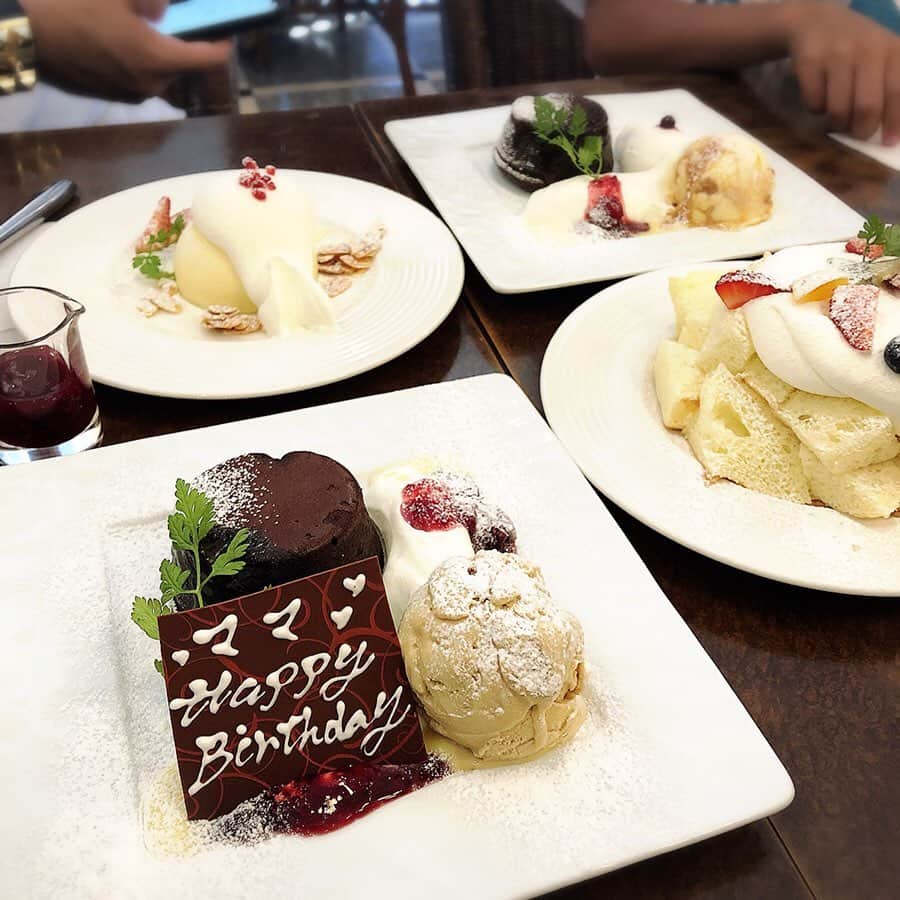 meguri.kさんのインスタグラム写真 - (meguri.kInstagram)「私事で恐縮ですが…本日誕生日を迎えました💓レベル37！ ・ 大切な家族と笑顔で誕生日を迎えられた事に感謝🙏💓 ・ 諸事情で行きたかった場所には行けなかったんだけど…大好きなケーキ屋さんで大好物のガトーショコラ💓#ピエールプレシューズ ・ それから大好きな焼肉屋でディナー🍽 #李昇 ・ 何処に行くかじゃなく、誰とどうすごすかだね✨#つまり幸せ ・ 久々にドレスアップ。たまにはね💓 ・ ってか！娘の着てるワンピース、私が数年前に着てた服なの！スカート短いしデザインが若いから断捨離するつもりだったんだけど、娘に着せてみたら着れた！！！ビックリ！！！👀小3だよ？こんなに早く娘と服共有出来る日がくるとは…💓🙈 ・ #誕生日 #birthday #ケーキ #カフェ #cafe #名古屋 #焼肉  #焼肉好き #ディナー #暮らし #くらし #アラフォー #ママ #mama #こどものいる暮らし #日々のこと #ガトーショコラ #親子 #リンクコーデ #ホワイトコーデ #ootd #暮らしを楽しむ #日々の暮らし #家族 #幸せ時間 #pierrepreaieuse #最高かよ」8月25日 22時02分 - meguri.k