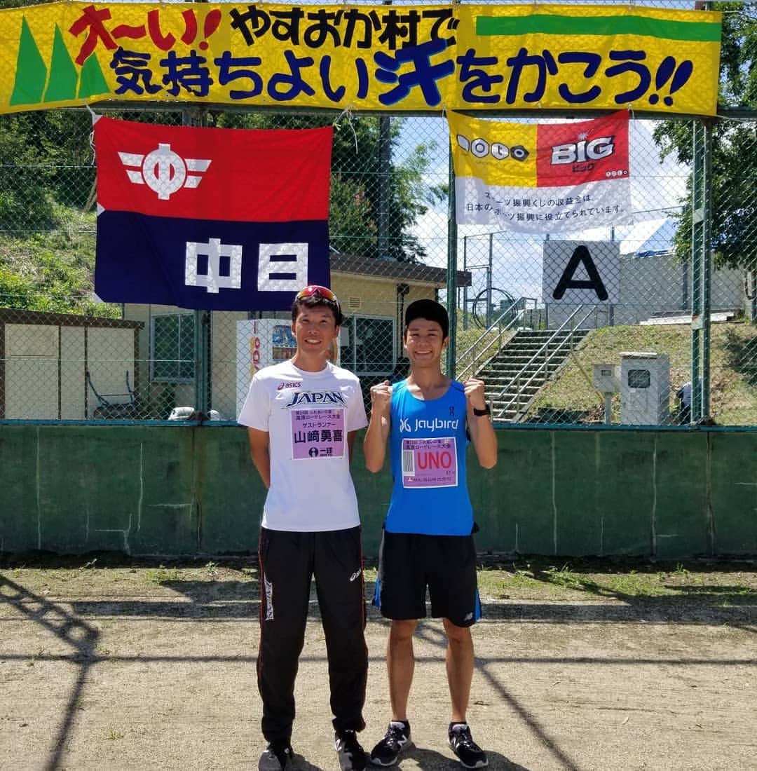 宇野けんたろうさんのインスタグラム写真 - (宇野けんたろうInstagram)「早朝練習.Run10km！！ 今日は長野県泰阜村「ふれあいの里.高原ロードレース大会」ゲストランナーで出演してきました。とにかく登りと下りしかない修行のコースです。でも最高に空気がキレイで気持ち良しだ！！！ ランナーは皆、陽気です。マジでいい。  オリンピック日本代表.競歩選手の山崎さんお疲れ様でした！！優しかったー。  参加賞の野菜とランナーさんからの桃.梨.ゼリーの差し入れ。本当にありがとうございます。嬉しい！！！ #Jaybird  #イトイエックス #garmin  #eldoreso  #マラソン #マラソン大会 #ランニング #ジョギング #ランナー #走る #芸人 #アスリート #泰阜村」8月25日 22時02分 - unokentarorun