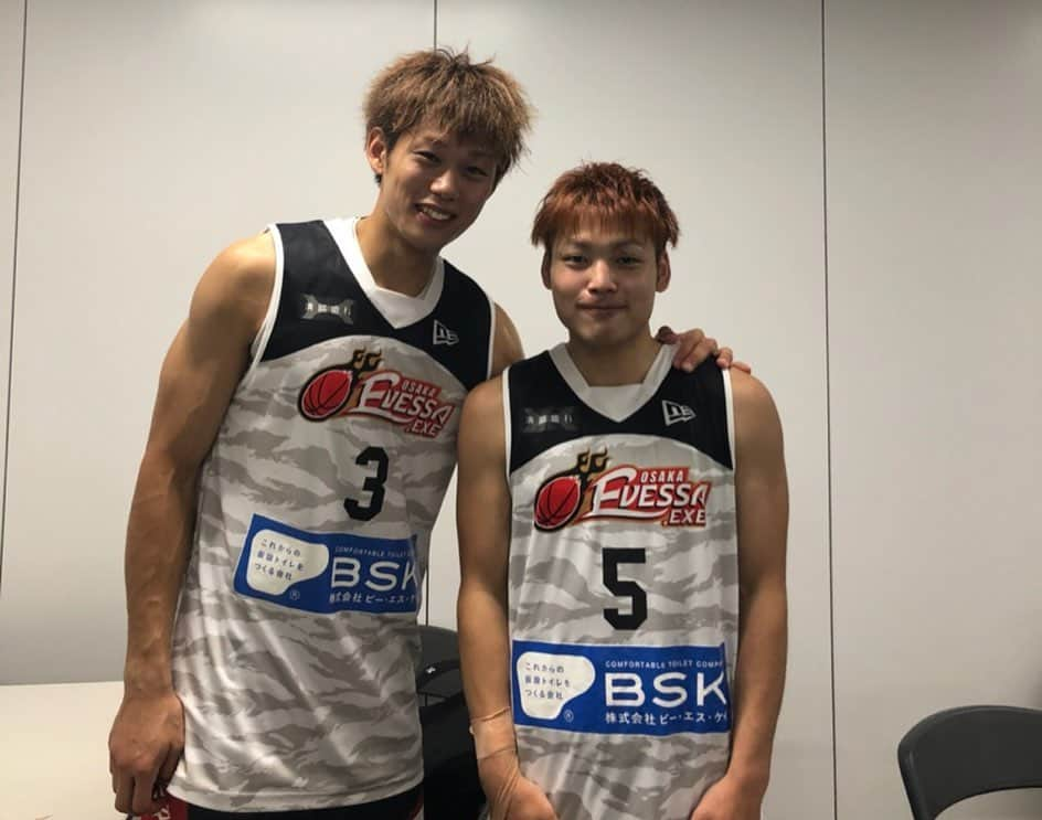 藤高宗一郎さんのインスタグラム写真 - (藤高宗一郎Instagram)「最終ラウンドは準優勝でした🥈 今日も熱い応援ありがとうございました！！ 皆さんの応援が本当に力になっています🙇🏻‍♂️ しばらく3x3の試合はないですが、次はおおきにアリーナで皆さんに会えるのを楽しみにしています！！ #evessaexe  #3x3 #3x3basketball #たくや応援ありがとう #こっさん夫婦来てくれた」8月25日 22時05分 - ssou3