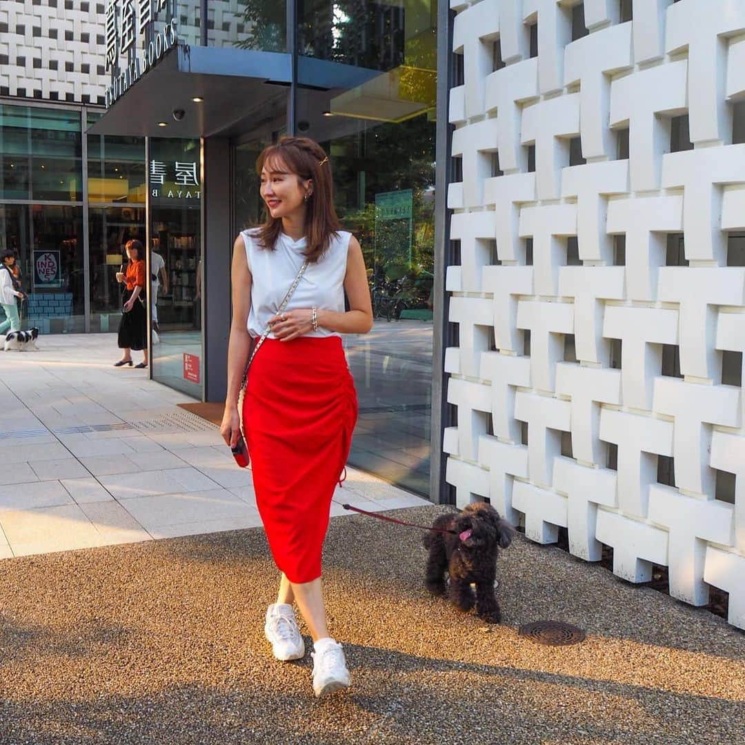 岡田ユリエさんのインスタグラム写真 - (岡田ユリエInstagram)「珍しくスカートコーデ🥺🌹 この赤スカート中々履く機会なくて クローゼットに4ヶ月くらい眠らせていたけど 着てみたら中々合わせやすかった💫🐣 #私服 #スカートコーデ #赤スカート #犬散歩 #犬との休日 #ootd #outfit #fashion #look」8月25日 22時05分 - yuriiie0729